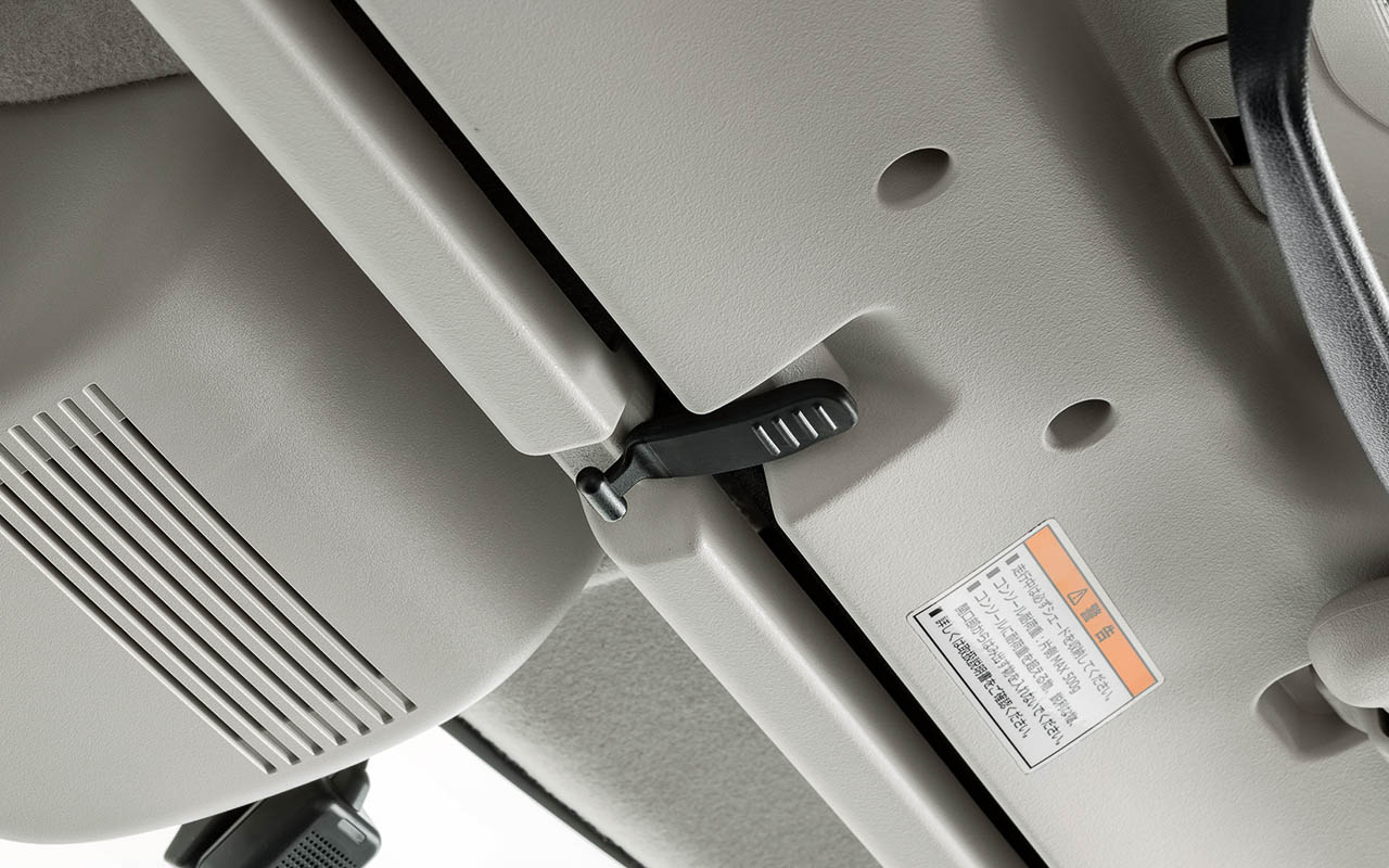 ティッシュ取り出し口（2か所）付きサンシェード内蔵大型ルーフコンソール（3万4650円）