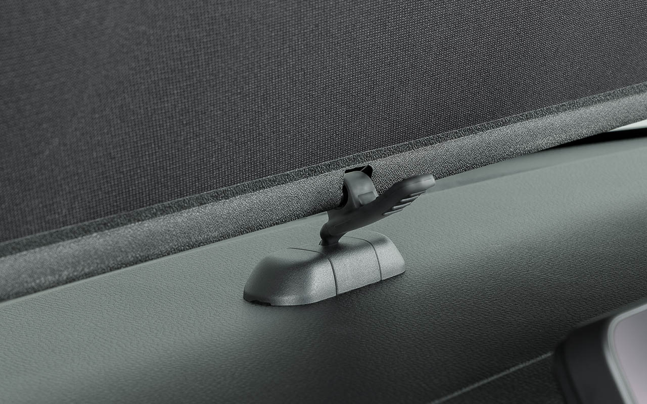 ティッシュ取り出し口（2か所）付きサンシェード内蔵大型ルーフコンソール（3万4650円）