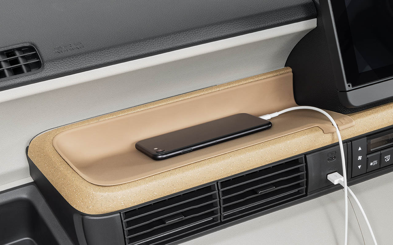 ケーブルホルダー付きインパネトレーマット（3850円）