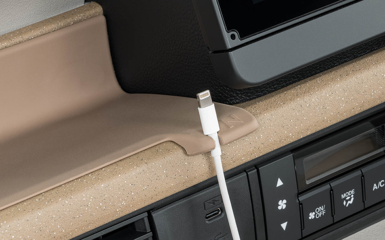 ケーブルホルダー付きインパネトレーマット（3850円）