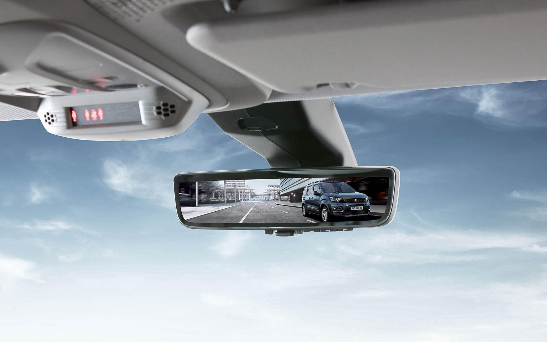 デジタル リアビューミラーを特別装備