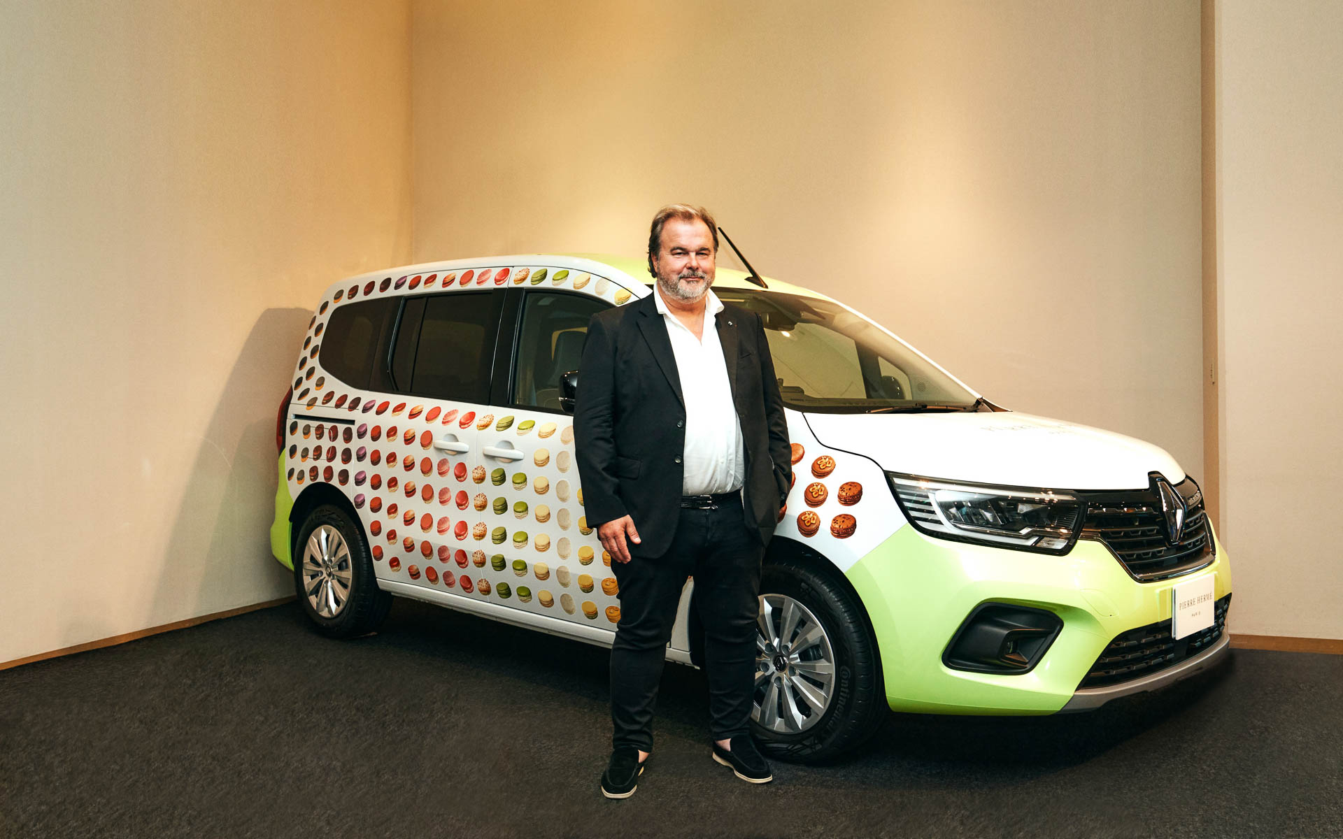 ピエール・エルメ・パリ25周年を記念した特別デザインの新型「カングー」と、ピエール・エルメ氏