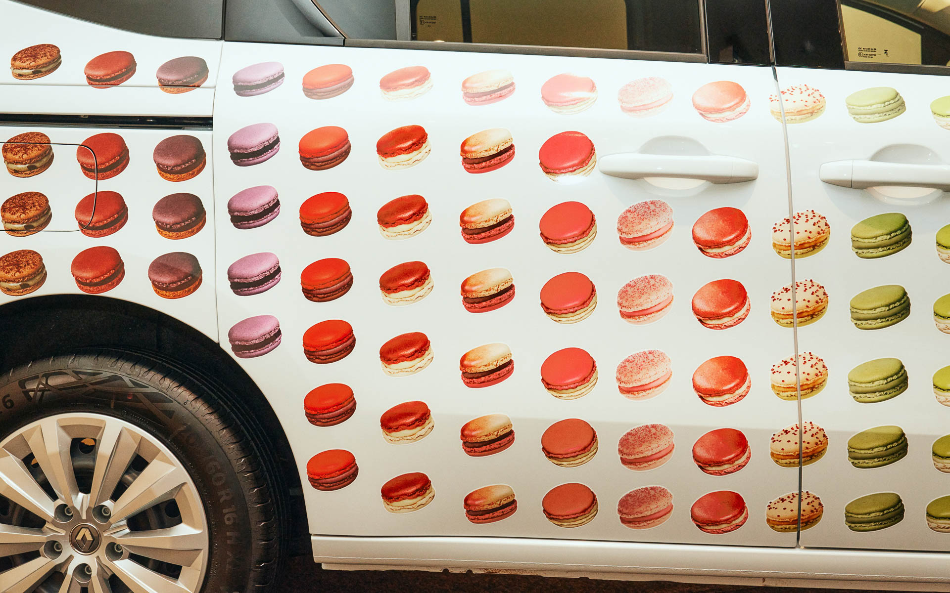 ピエール・エルメ・パリが作り出したマカロンをモチーフとした25周年特別デザイン