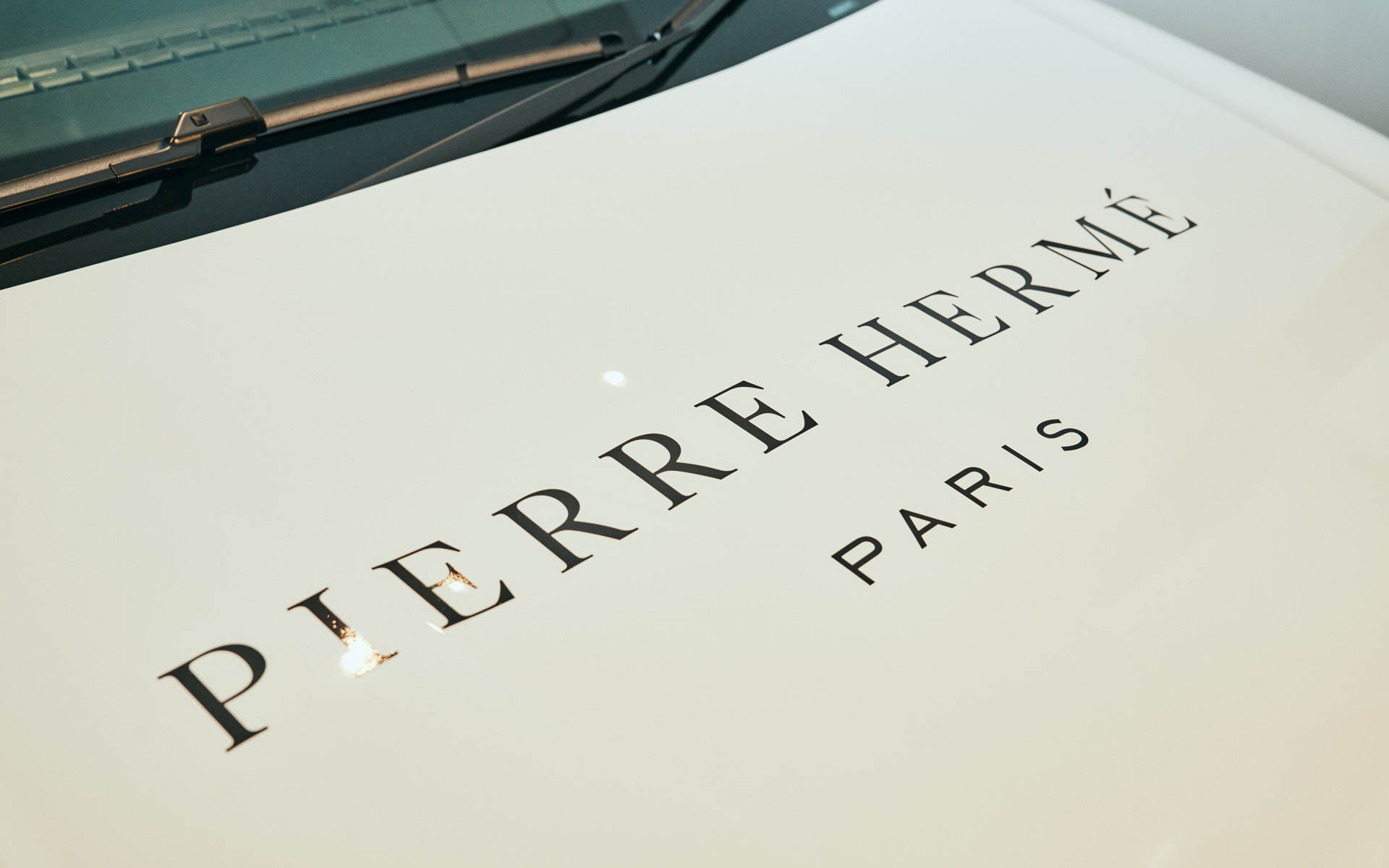 ボンネットにはピエール・エルメ・パリのロゴを配置