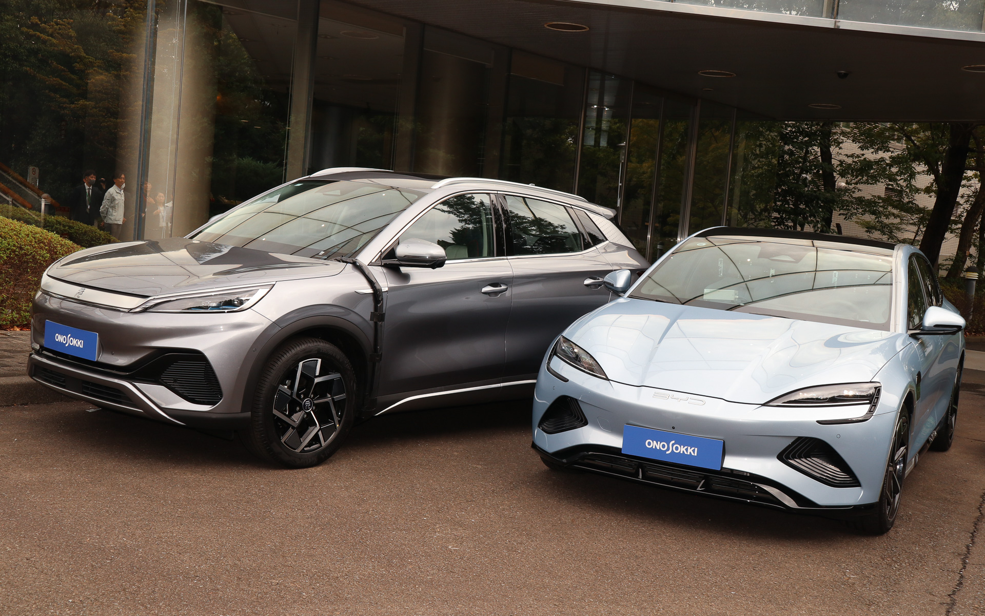 発表会が行なわれた横浜テクニカルセンターでは、ベンチマーキングレポートの計測を行なったBYDの「元PLUS（日本名：ATTO 3）」と「海豹（日本名：シール［SEAL］）」も展示。どちらも中国で購入して日本に運んできた車両