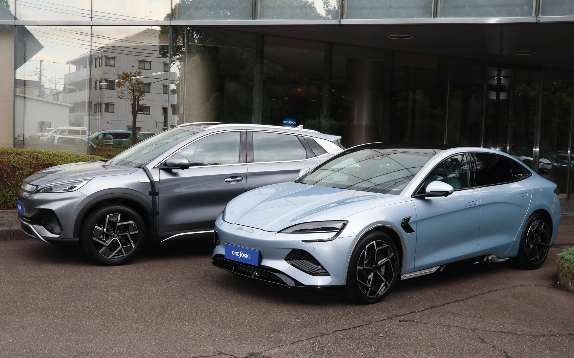 発表会が行なわれた横浜テクニカルセンターでは、ベンチマーキングレポートの計測を行なったBYDの「元PLUS（日本名：ATTO 3）」と「海豹（日本名：シール［SEAL］）」も展示。どちらも中国で購入して日本に運んできた車両