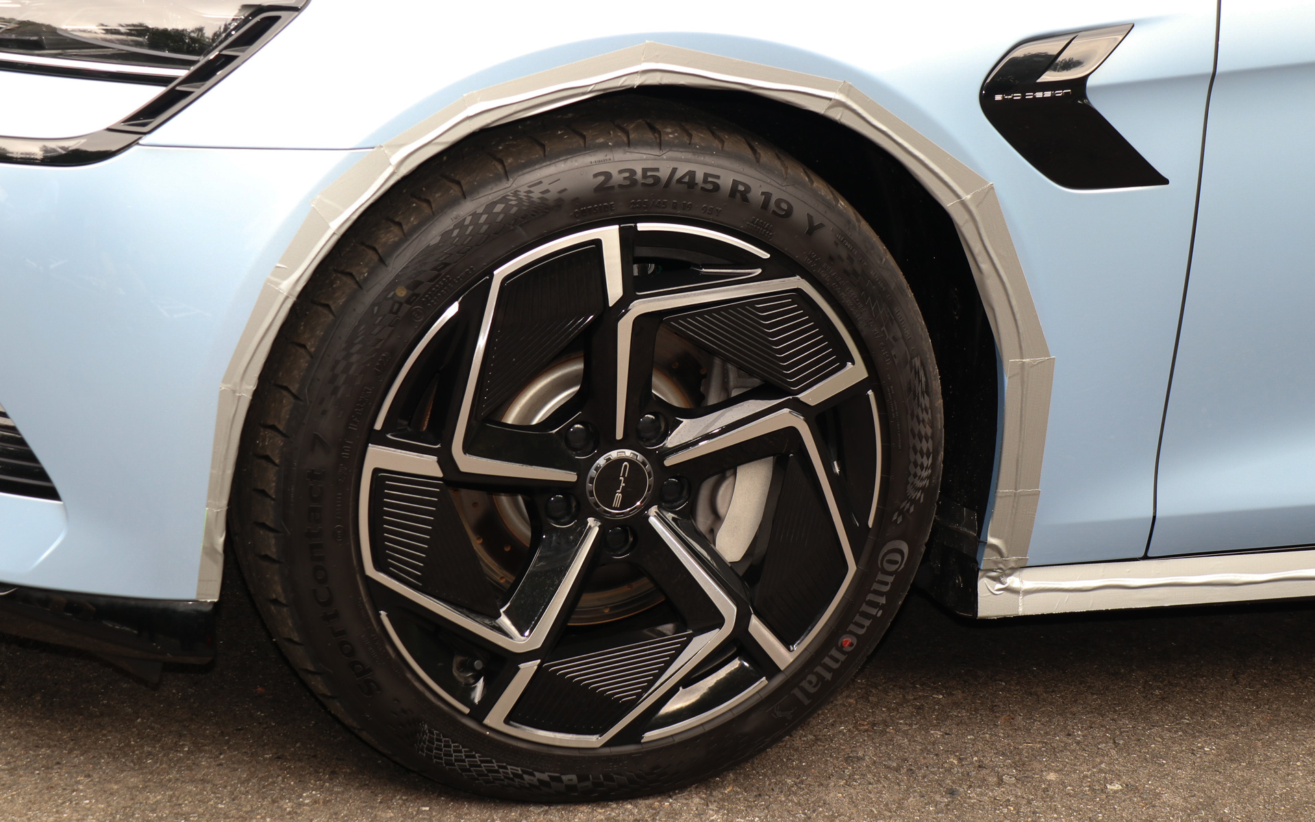 どちらの車両にも計測で必要となるセンサー類やブラケットなどが取り付けられていた