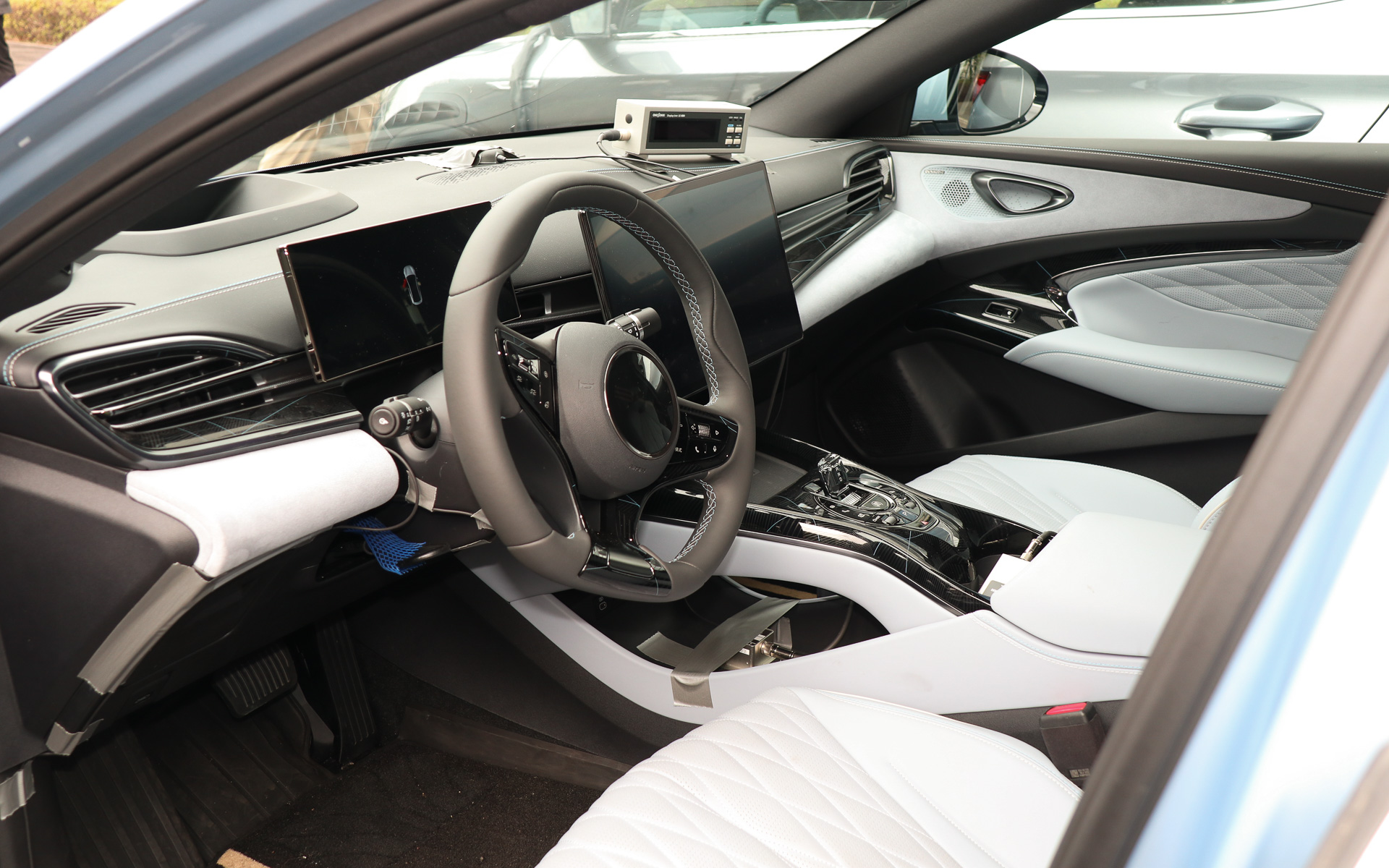 どちらの車両にも計測で必要となるセンサー類やブラケットなどが取り付けられていた