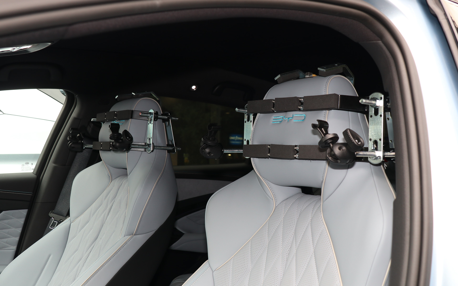 どちらの車両にも計測で必要となるセンサー類やブラケットなどが取り付けられていた