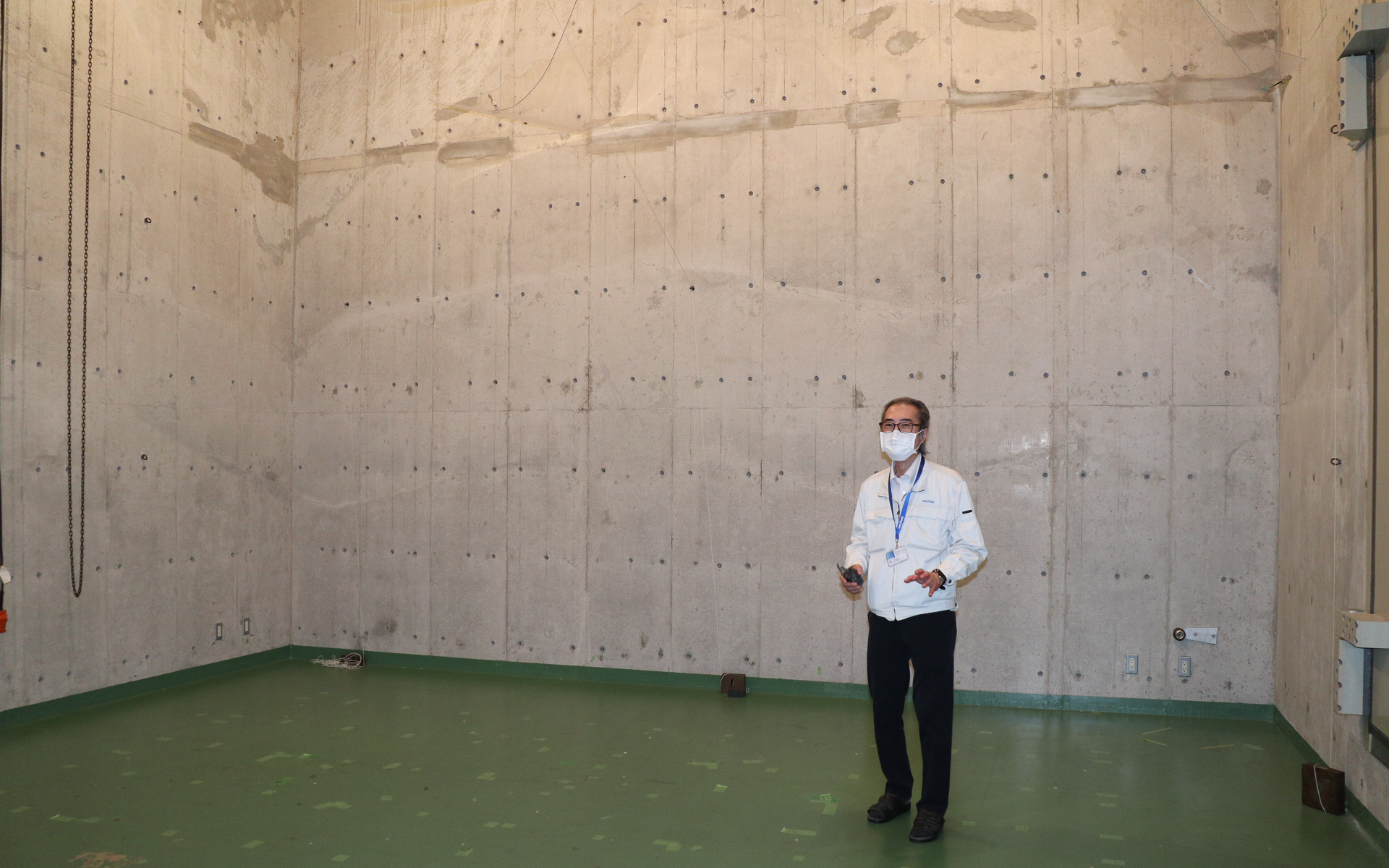 「残響室（受音側）」