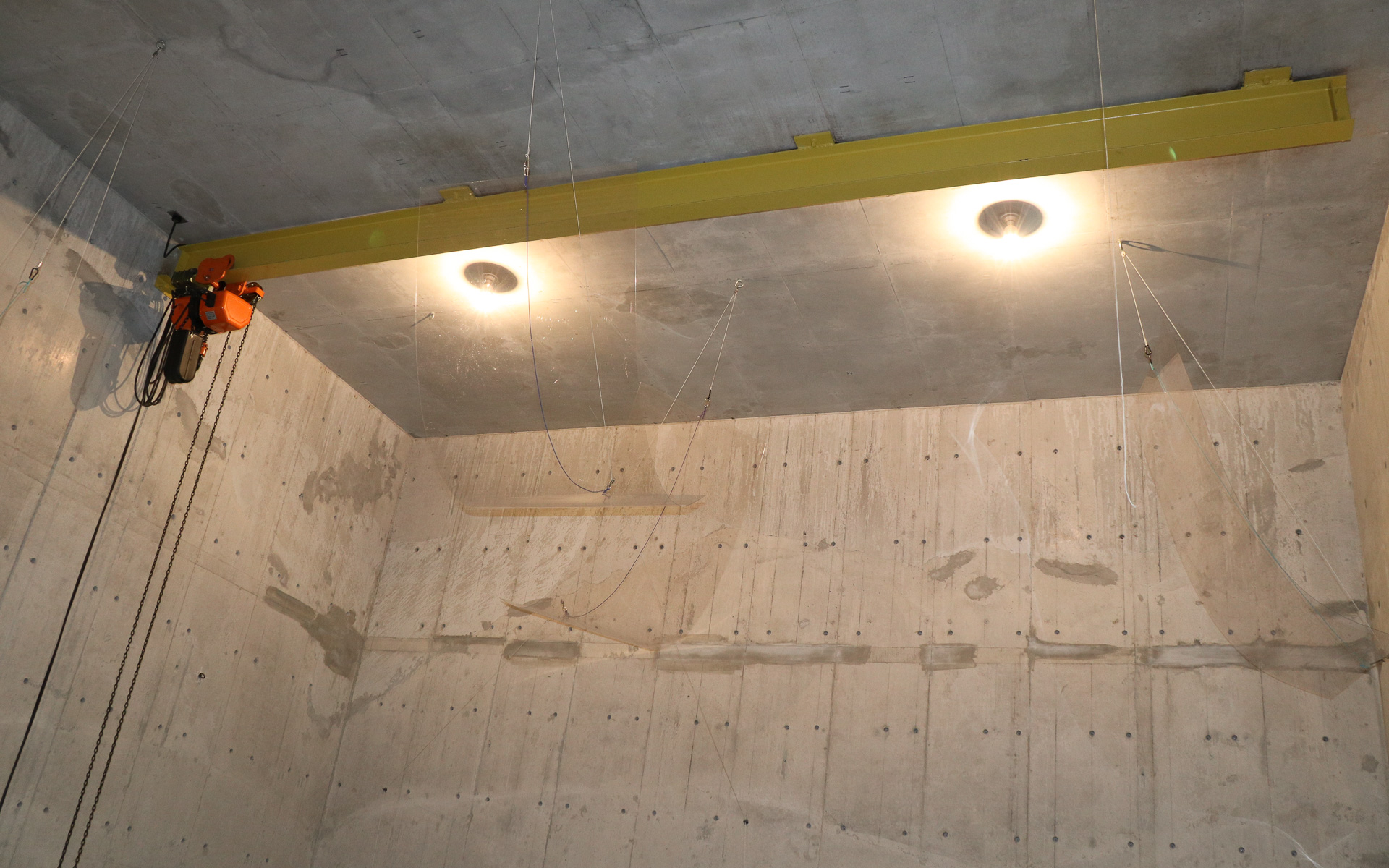 ほぼ完全反射に近いとされる壁面に加え、天井から吊り下げられた樹脂製の板で音をさらに乱反射させて「拡散音場」を実現