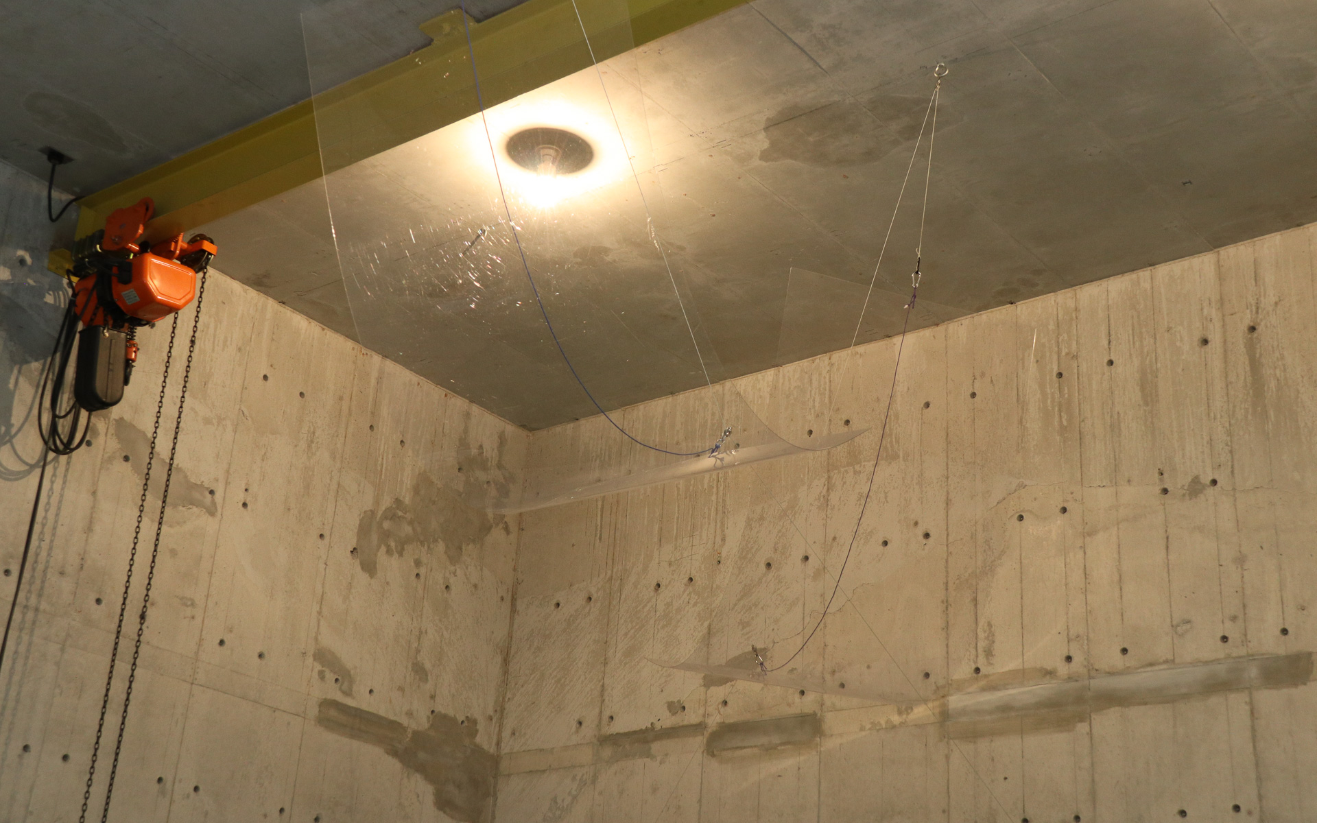 ほぼ完全反射に近いとされる壁面に加え、天井から吊り下げられた樹脂製の板で音をさらに乱反射させて「拡散音場」を実現