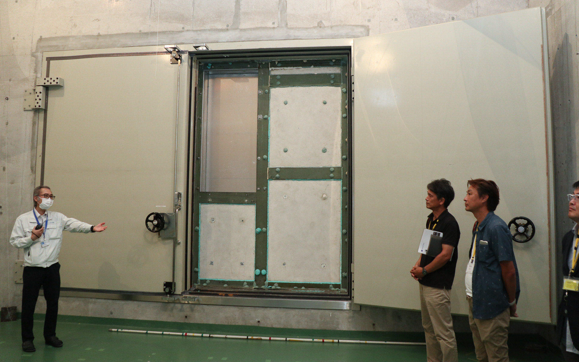 鉄製ドアを開けて隣にある音源側とつなぎ、あいだに遮音材や吸音材を設置して評価を行なう