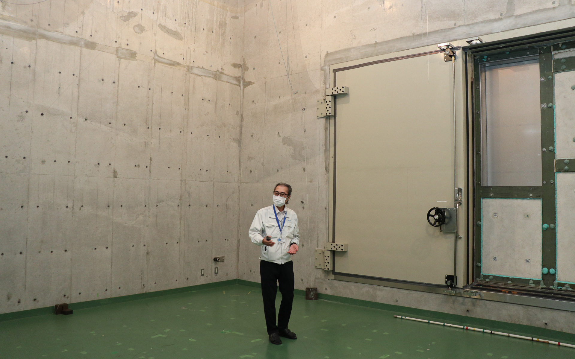 説明員氏が残響室の構造や実験内容などについて詳しく紹介してくれるが、猛烈な残響音で内容を聞き取るだけでも大変な作業になってしまう