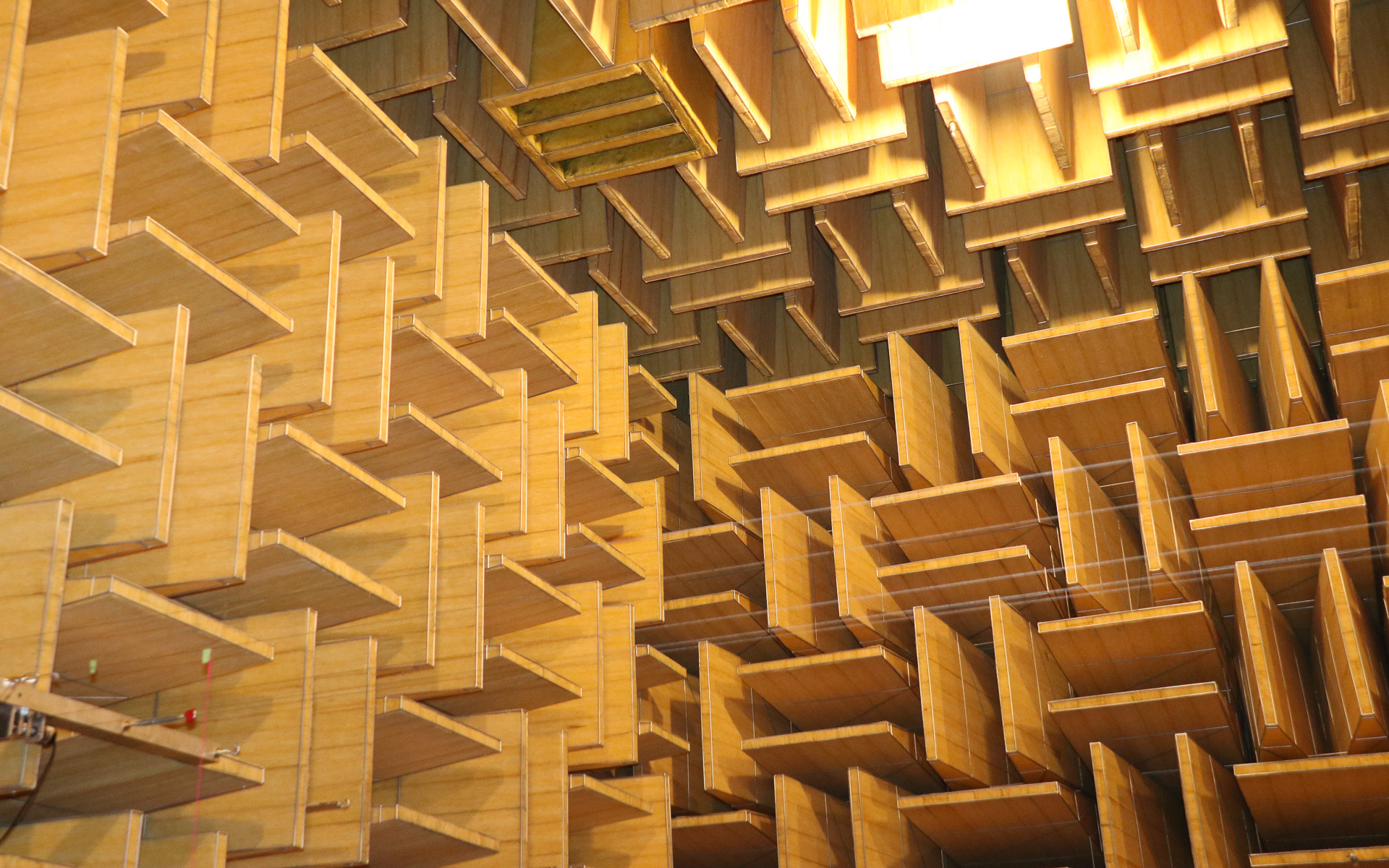 4面の壁と天井、床面にグラスウール製の「吸音楔」を計1400本設置