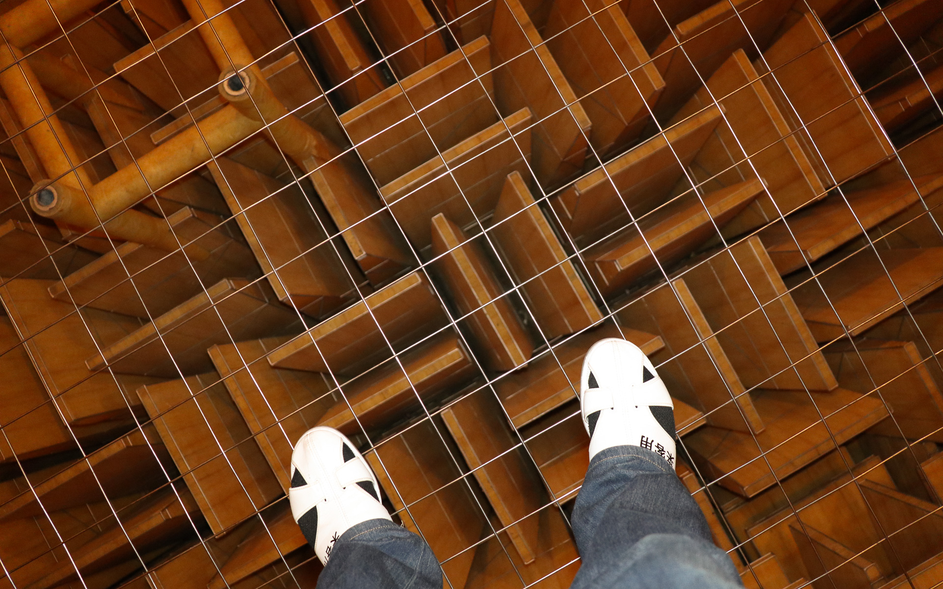 足下からの反響が出ないよう、ピアノ線を格子状に編んでフロアを構成