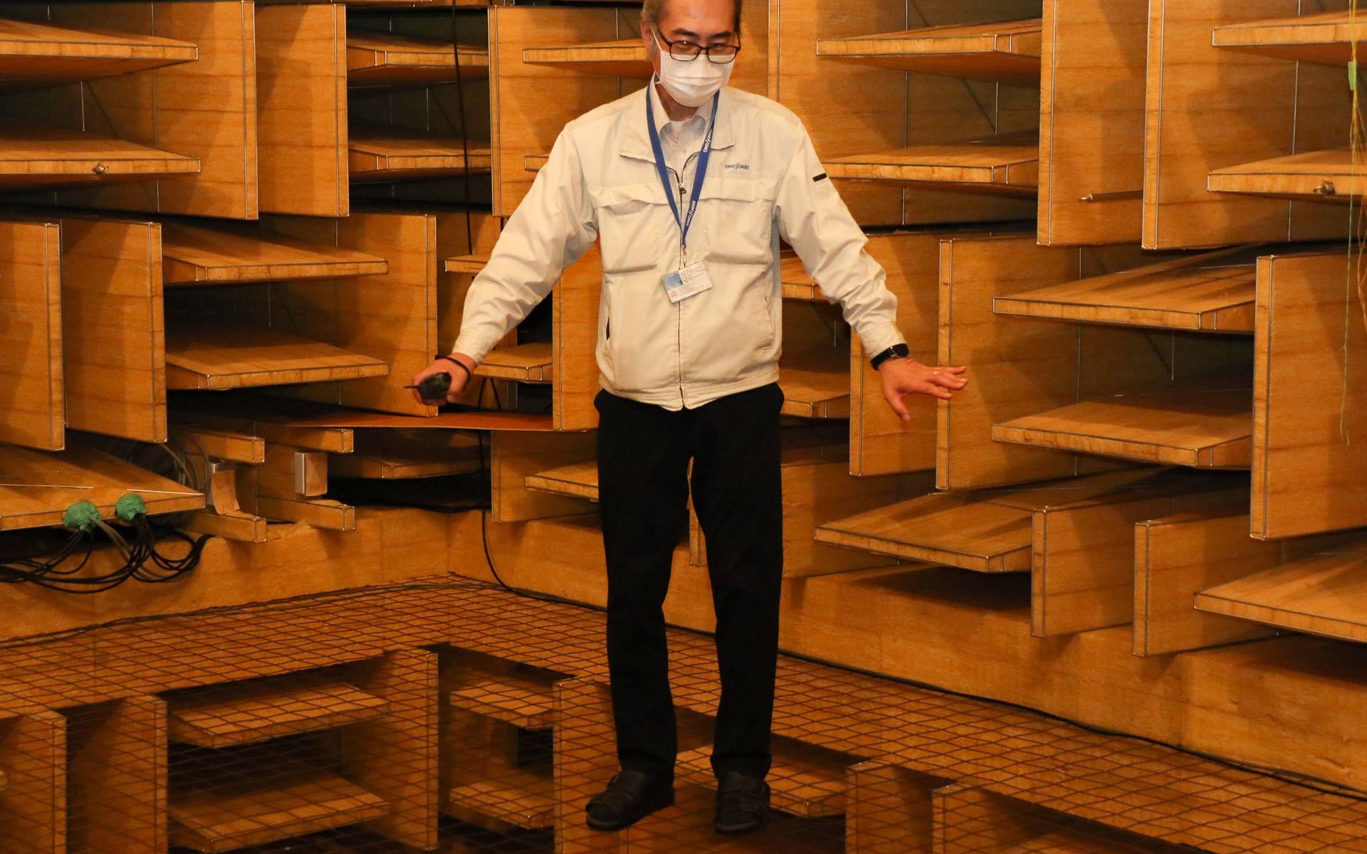 ピアノ線のフロアから腰の高さほどの位置が天井と床の中間地点となり、この高さを基準として計測などを実施する