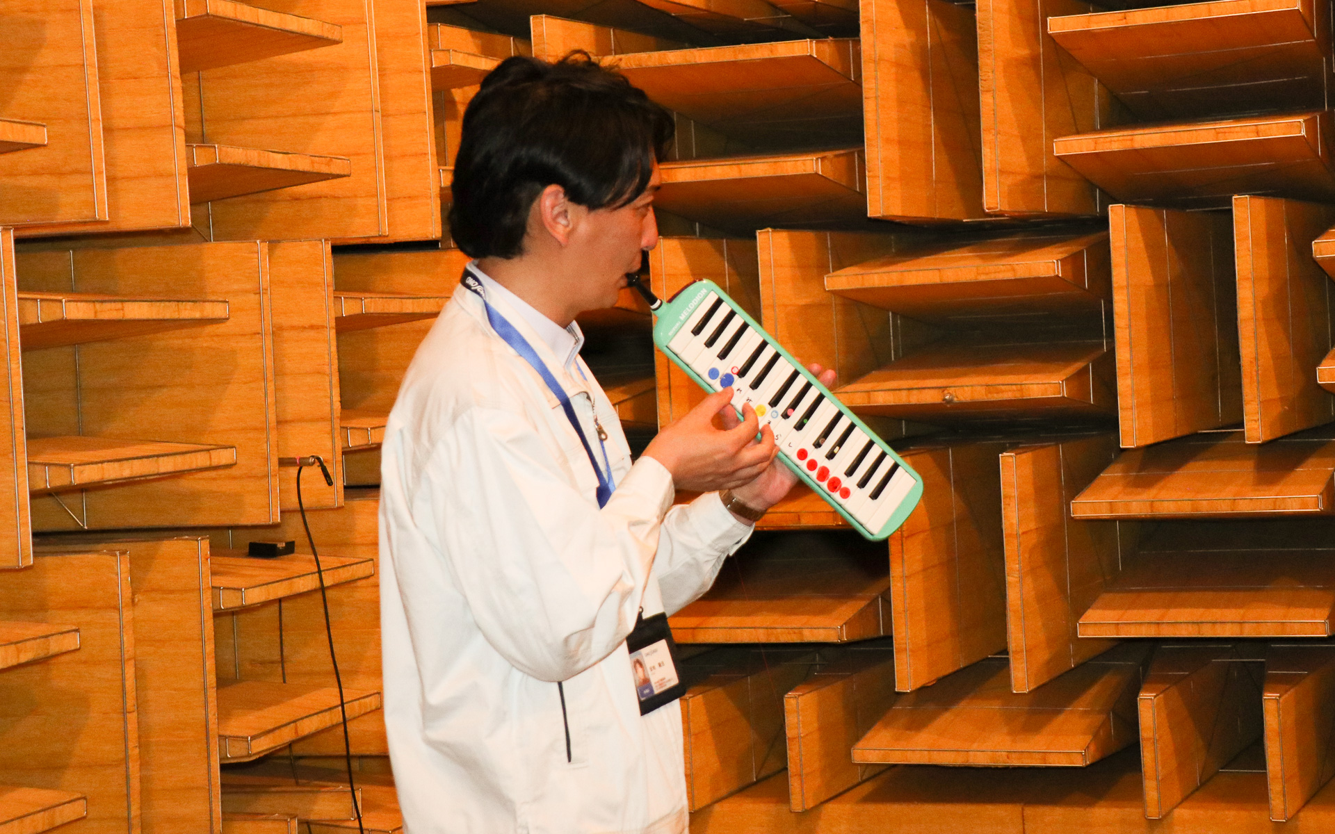 無響室では余韻とは無縁な淡泊なピアニカの演奏が聞こえてくる