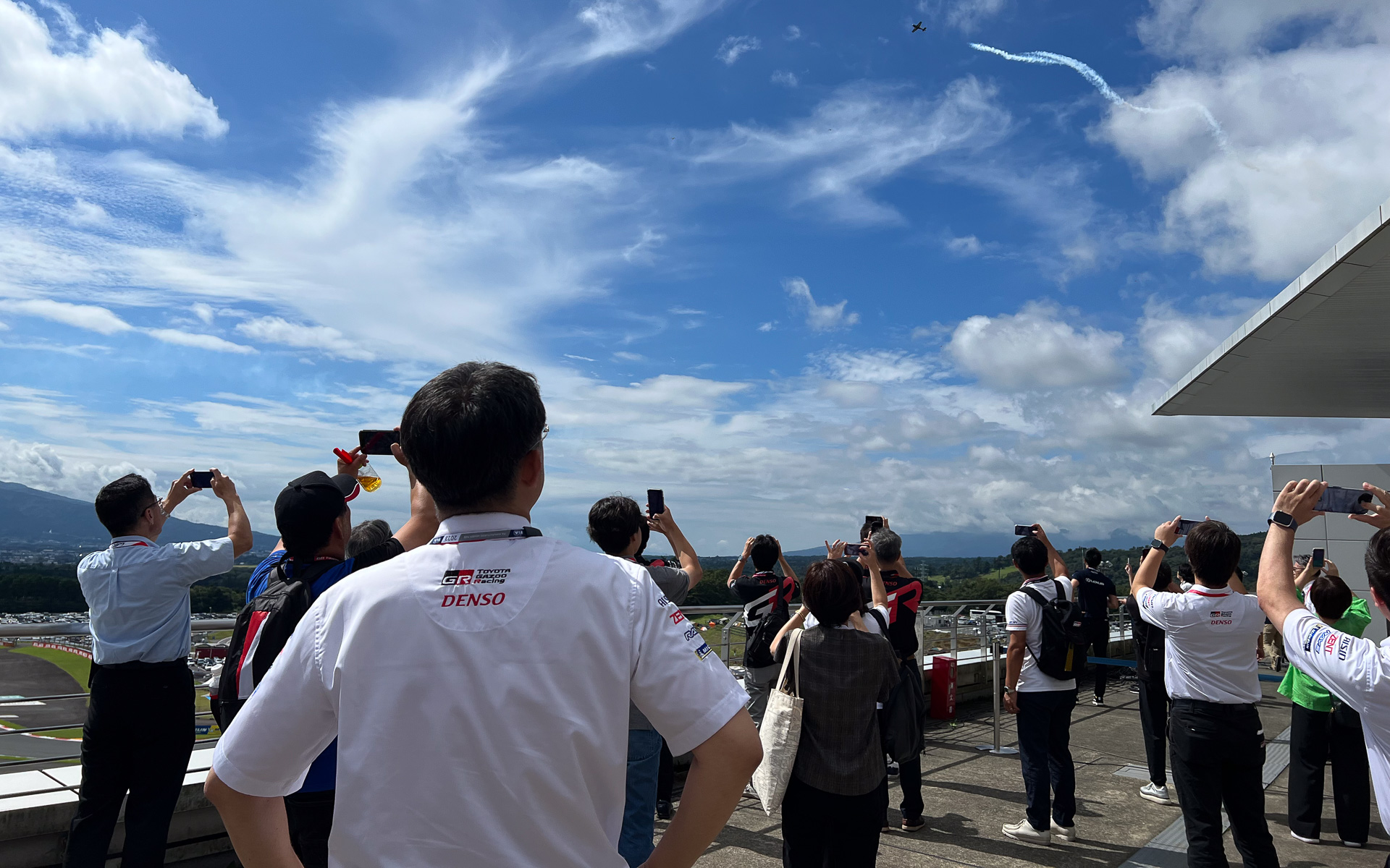 室屋選手はLEXUS PATHFINDER AIR RACING TEAMとしてエアレースXへ挑戦。写真はWEC FUJI6Hで室屋選手のデモフライトを見つめるトヨタ自動車株式会社 代表取締役社長 佐藤恒治氏