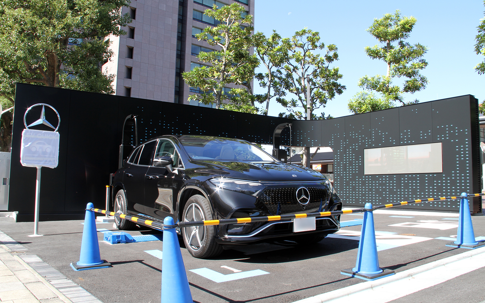 2口の急速充電器1基と普通充電器1基を備える