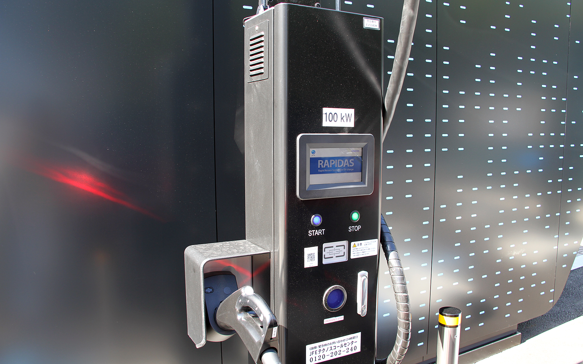 2口の急速充電器1基と普通充電器1基を備える