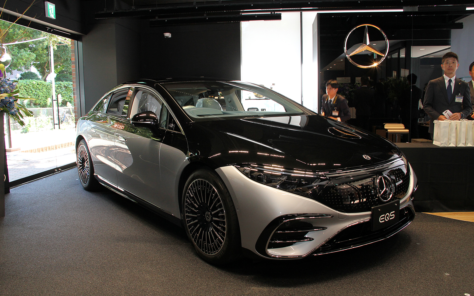 会場には10月6日に日本限定30台で受注を開始した特別仕様車「EQS 450＋ Edition 1」がこの日限りで展示された