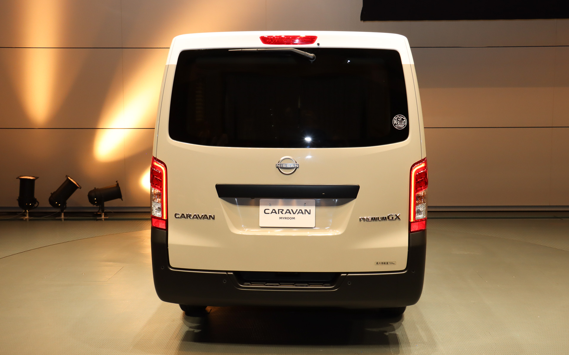 キャラバンの「GRAND プレミアムGX」をベース車両に使用。ボディサイズは4695×1695×1975mm（全長×全幅×全高）、ホイールベースは2555mm