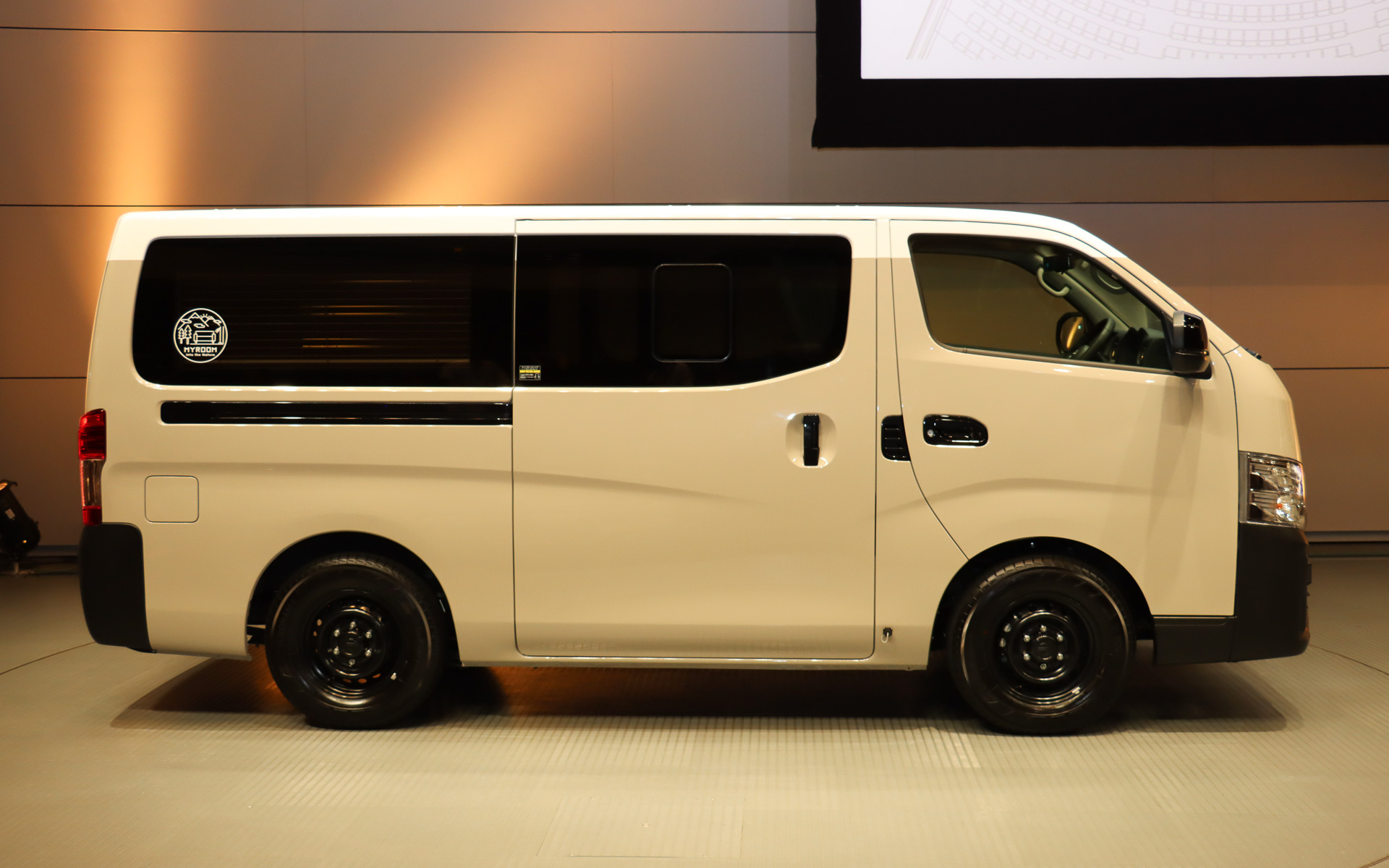 「ブラックドアミラー」「ブラックスライドドアレール」「ブラックドアハンドル」などを装着して外観イメージを引き締める