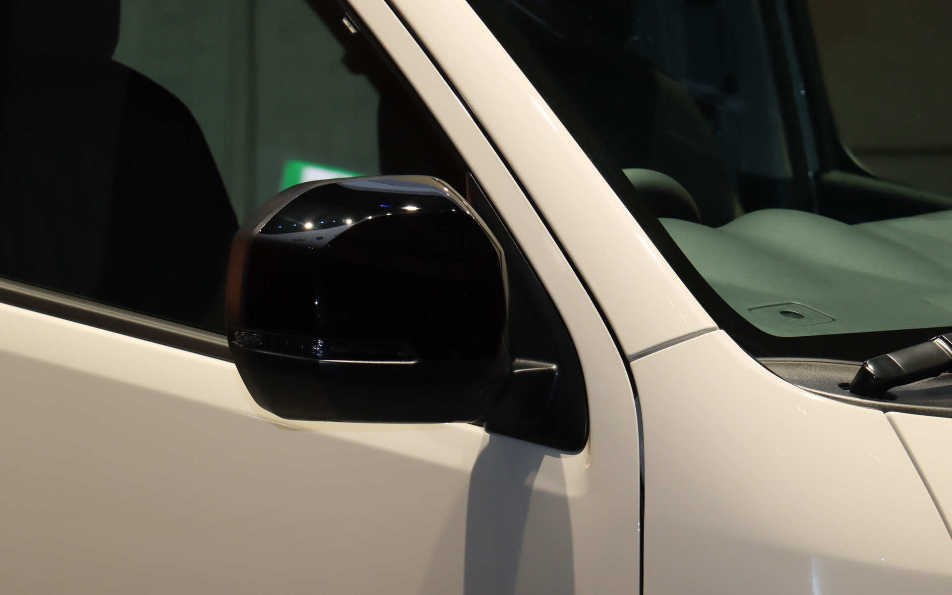 「ブラックドアミラー」「ブラックスライドドアレール」「ブラックドアハンドル」などを装着して外観イメージを引き締める