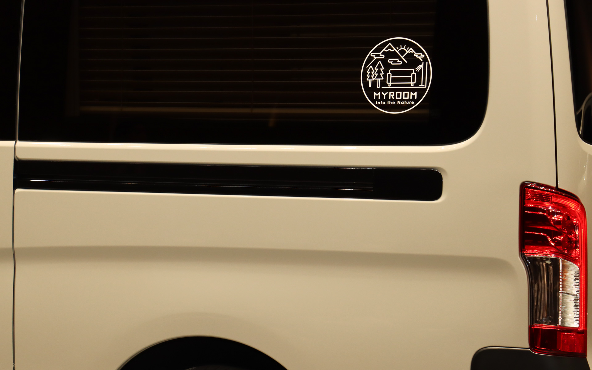 「ブラックドアミラー」「ブラックスライドドアレール」「ブラックドアハンドル」などを装着して外観イメージを引き締める