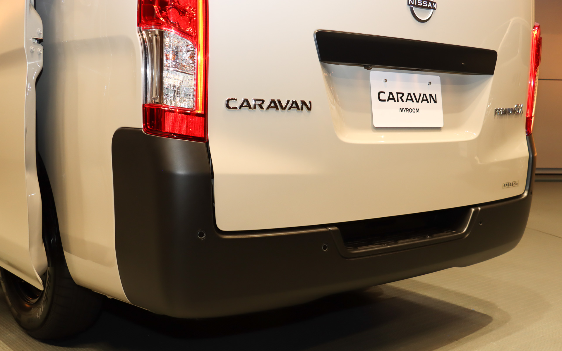 前後バンパーもブラック塗装に変更。「車中泊をする人が求めるラギッドさやシンプルなイメージを表現している」とのこと