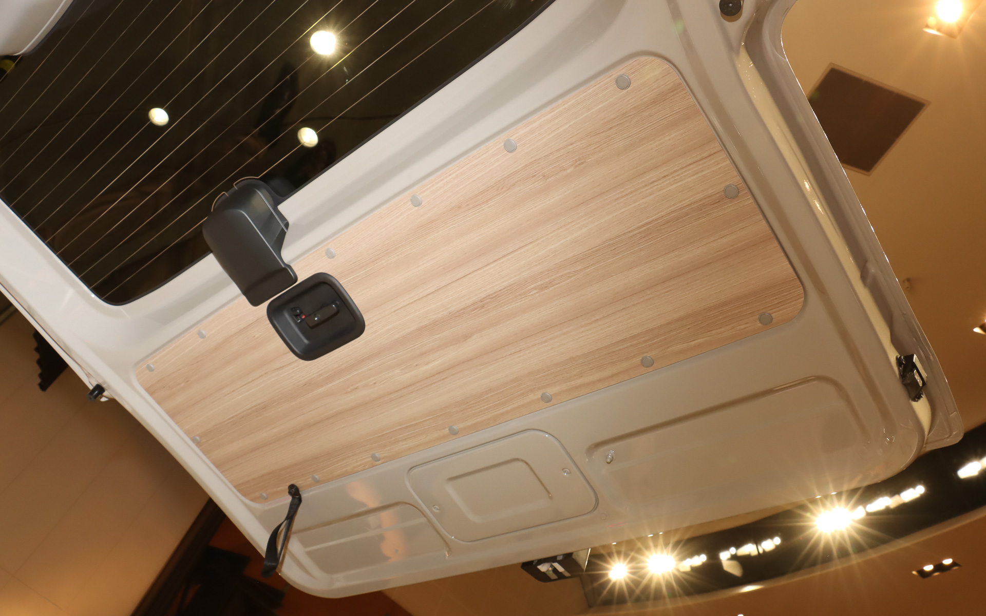 カーテンや木目調の化粧板によってクルマの車内にいることを忘れさせる空間演出