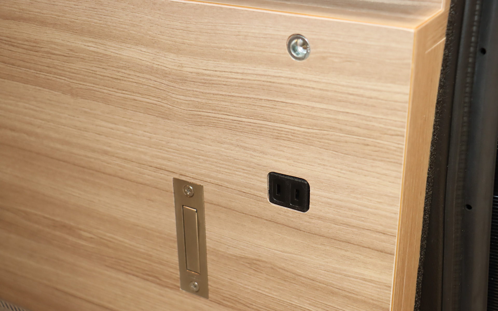 スライドドア周辺にAC100Vのコンセントや「停車時換気システム」「天井照明」の操作スイッチをレイアウト。天井照明はリモコン操作で明るさの調整も可能。キャビン後方にもAC100Vコンセントを備える