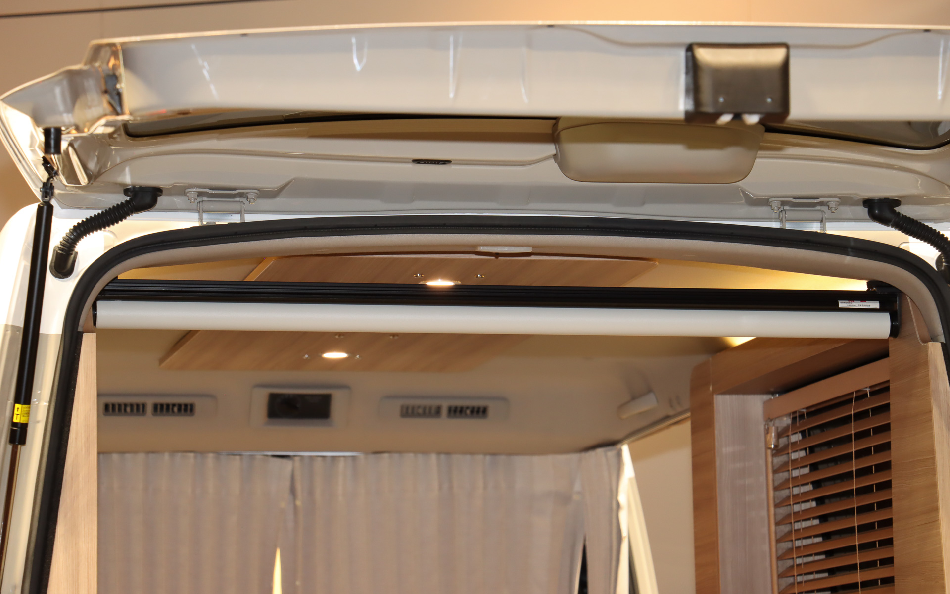 車内空間を映画館にするロールスクリーンをリアハッチ内側に設置