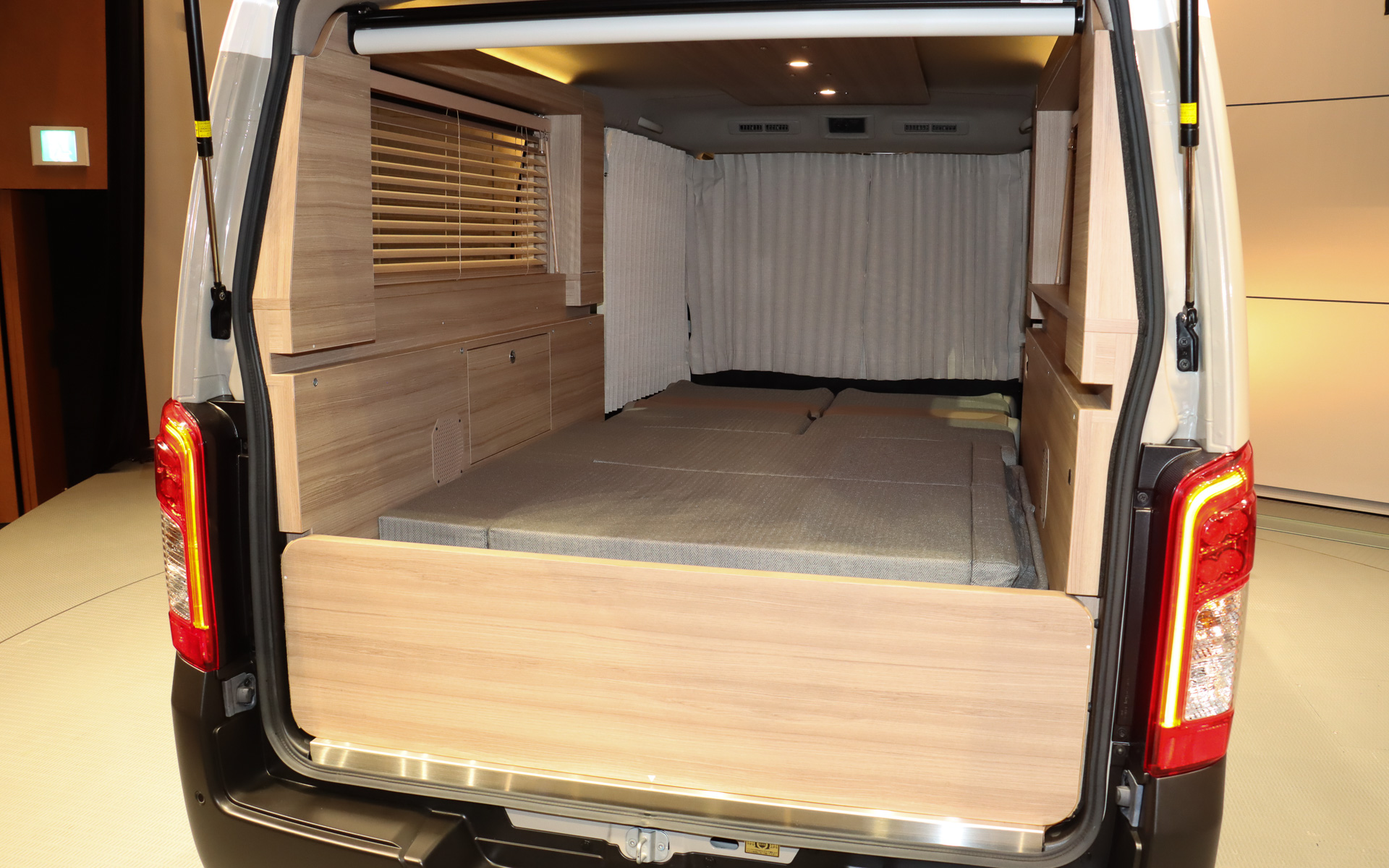 跳ね上げベッドを展開して「ベッドルームモード」にした状態