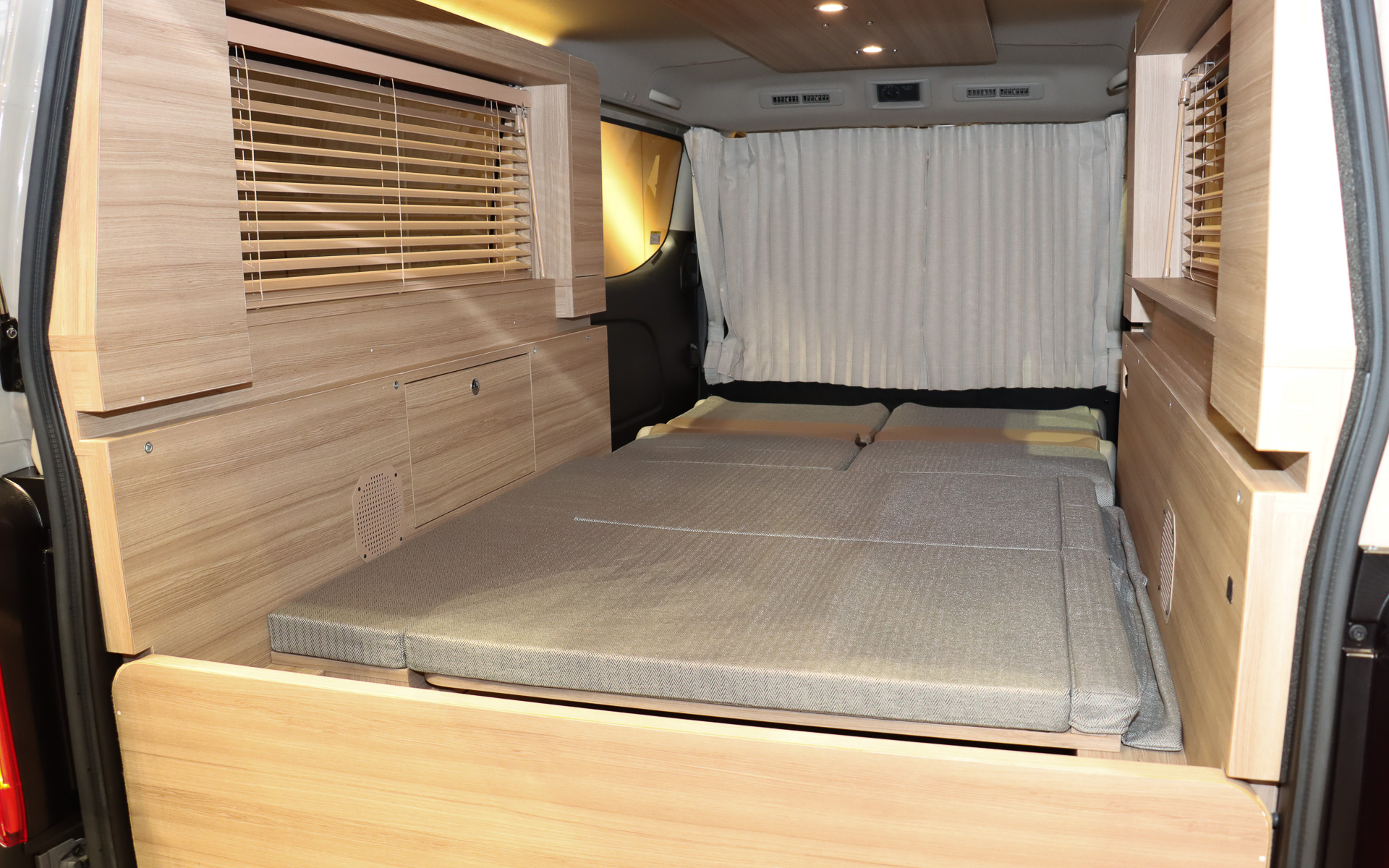 跳ね上げベッドを展開して「ベッドルームモード」にした状態