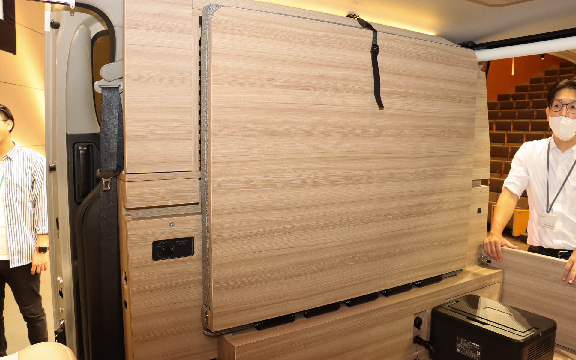 跳ね上げベッドはフックで固定されているだけ。下のヒンジ部分にダンパー機能が内蔵されており、フックを外すだけで簡単に展開できる