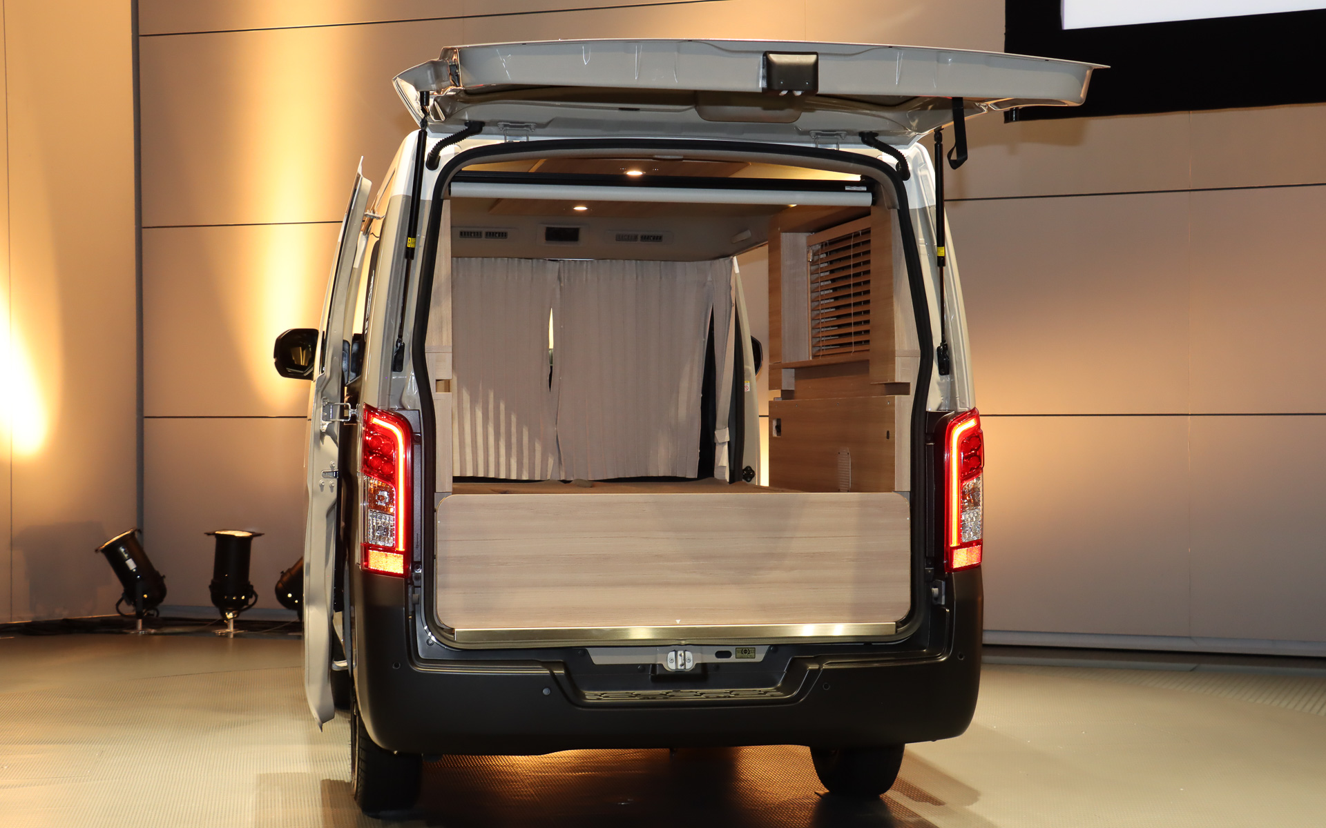 ベッドルームモードなどでスライドテーブルが不要なときは、リアハッチ側に立てて固定できるようになっている