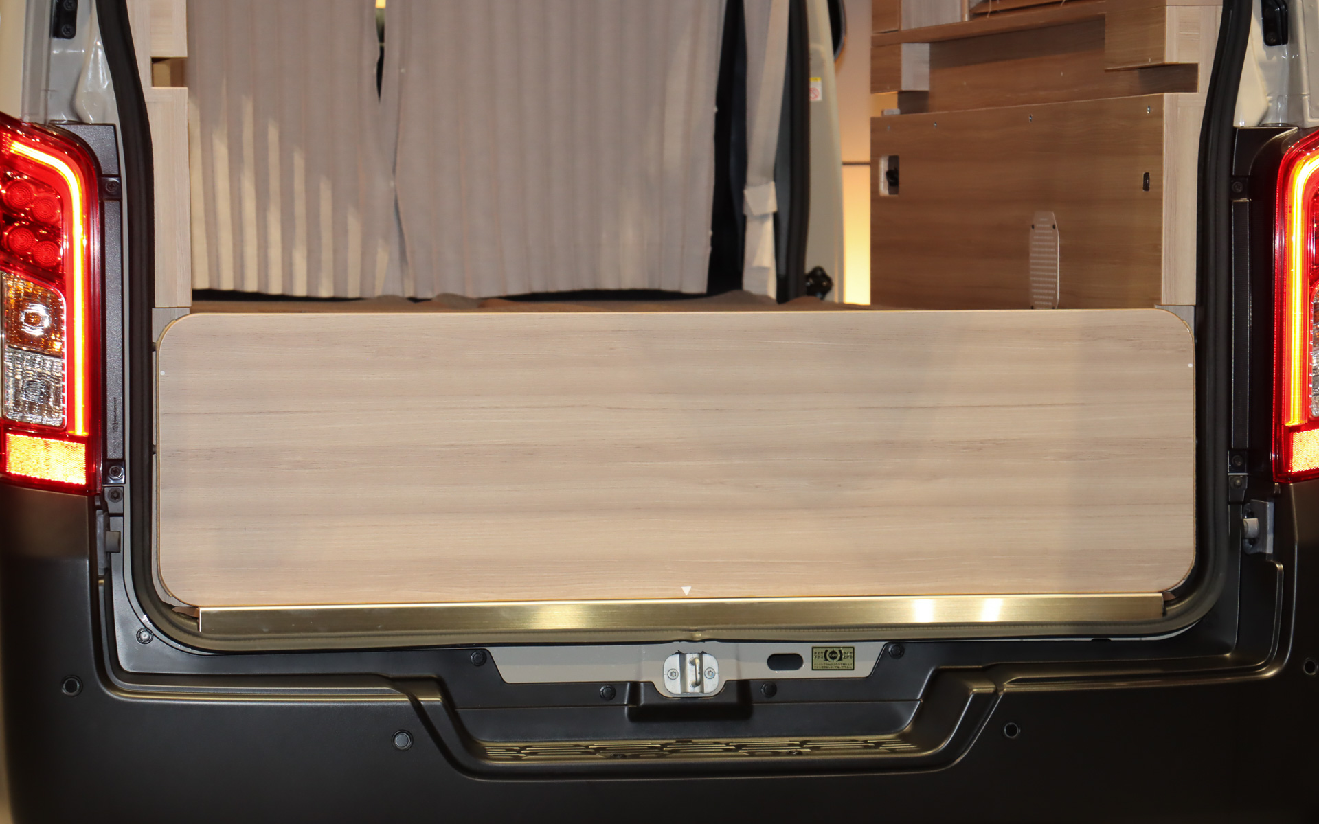 ベッドルームモードなどでスライドテーブルが不要なときは、リアハッチ側に立てて固定できるようになっている