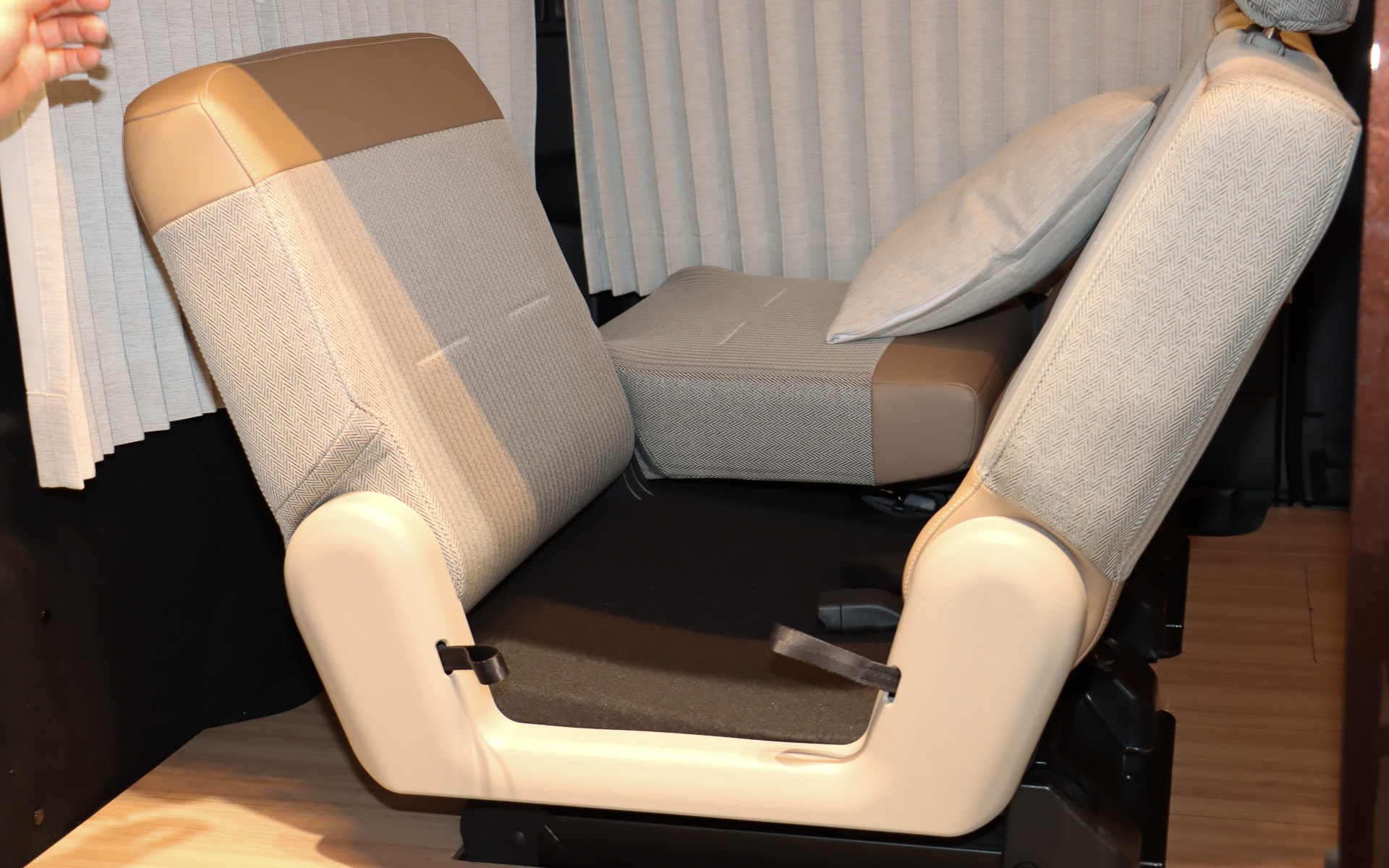 硬度の異なるクッションパッドを組み合わせて使う自動車業界初の「2 in 1シート」