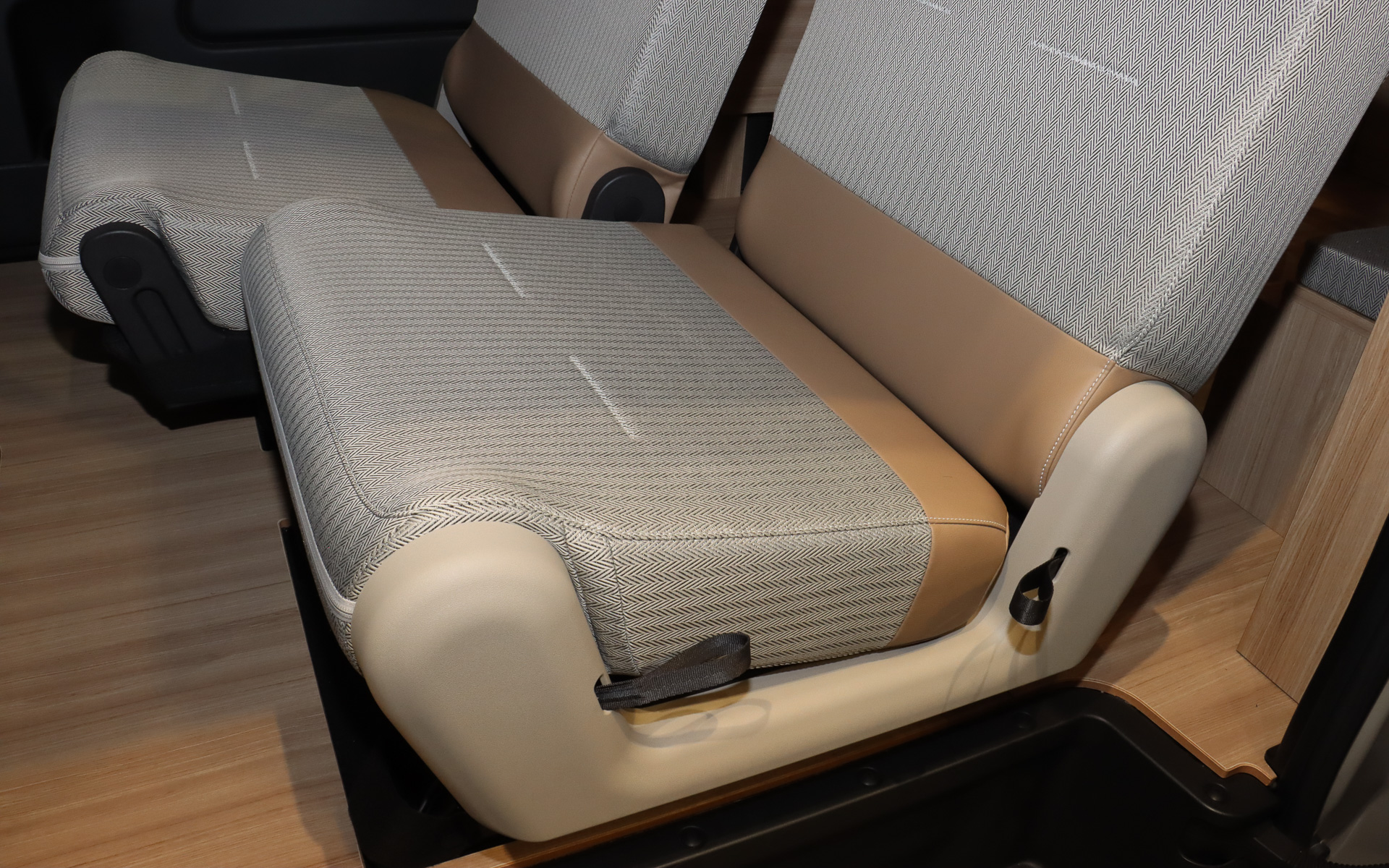 座面と背もたれが入れ替わる特異なギミックに加え、表裏で異なる硬さの素材を内側に使っている