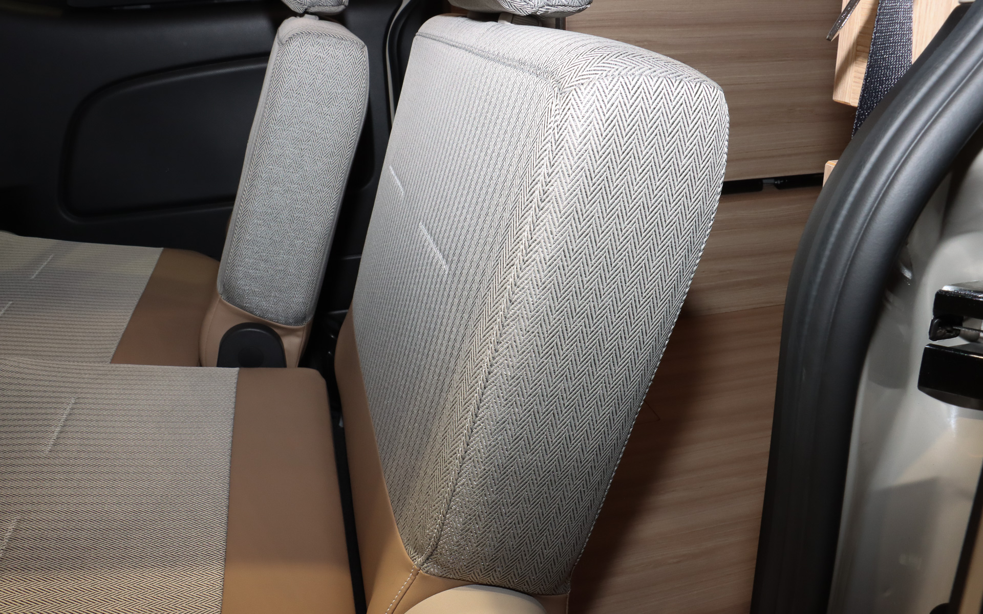 座面と背もたれが入れ替わる特異なギミックに加え、表裏で異なる硬さの素材を内側に使っている