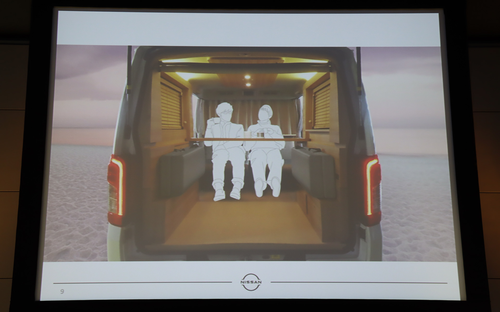 「仲のいい2人が並んで憩う」シーン