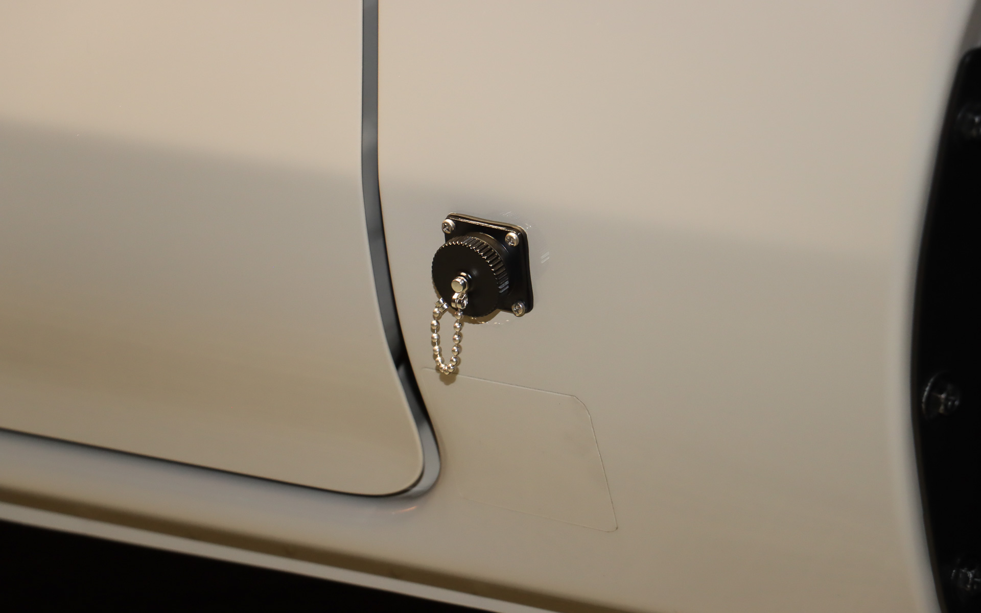 電源サイトでの車中泊などのシーンで気兼ねなく電気が使えるようになる「AC100V 外部電源入力システム」の入力ポートを右側スライドドア前方に設定