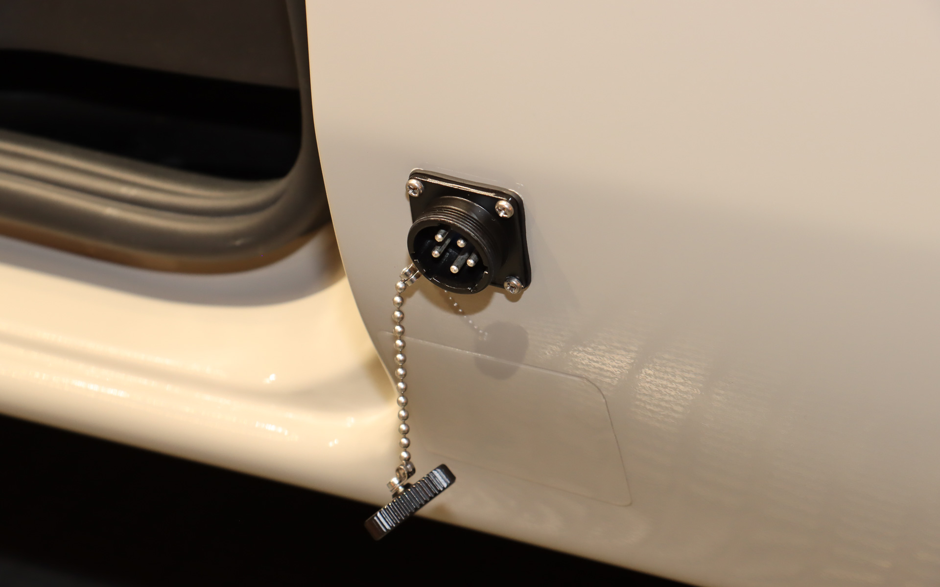 電源サイトでの車中泊などのシーンで気兼ねなく電気が使えるようになる「AC100V 外部電源入力システム」の入力ポートを右側スライドドア前方に設定