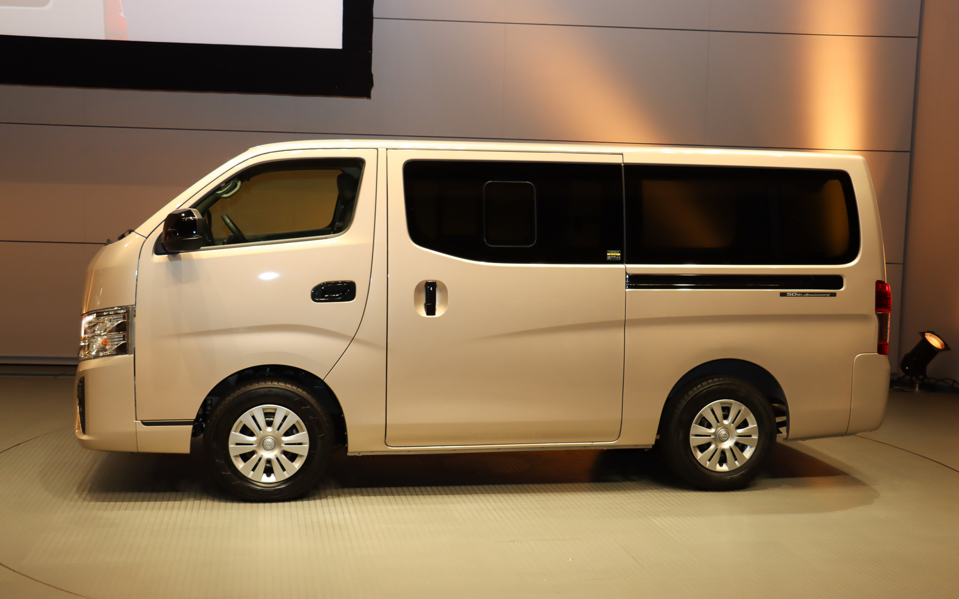 「キャラバン 50th Anniversary」。ボディカラーは専用色の「カシミヤグレージュ」