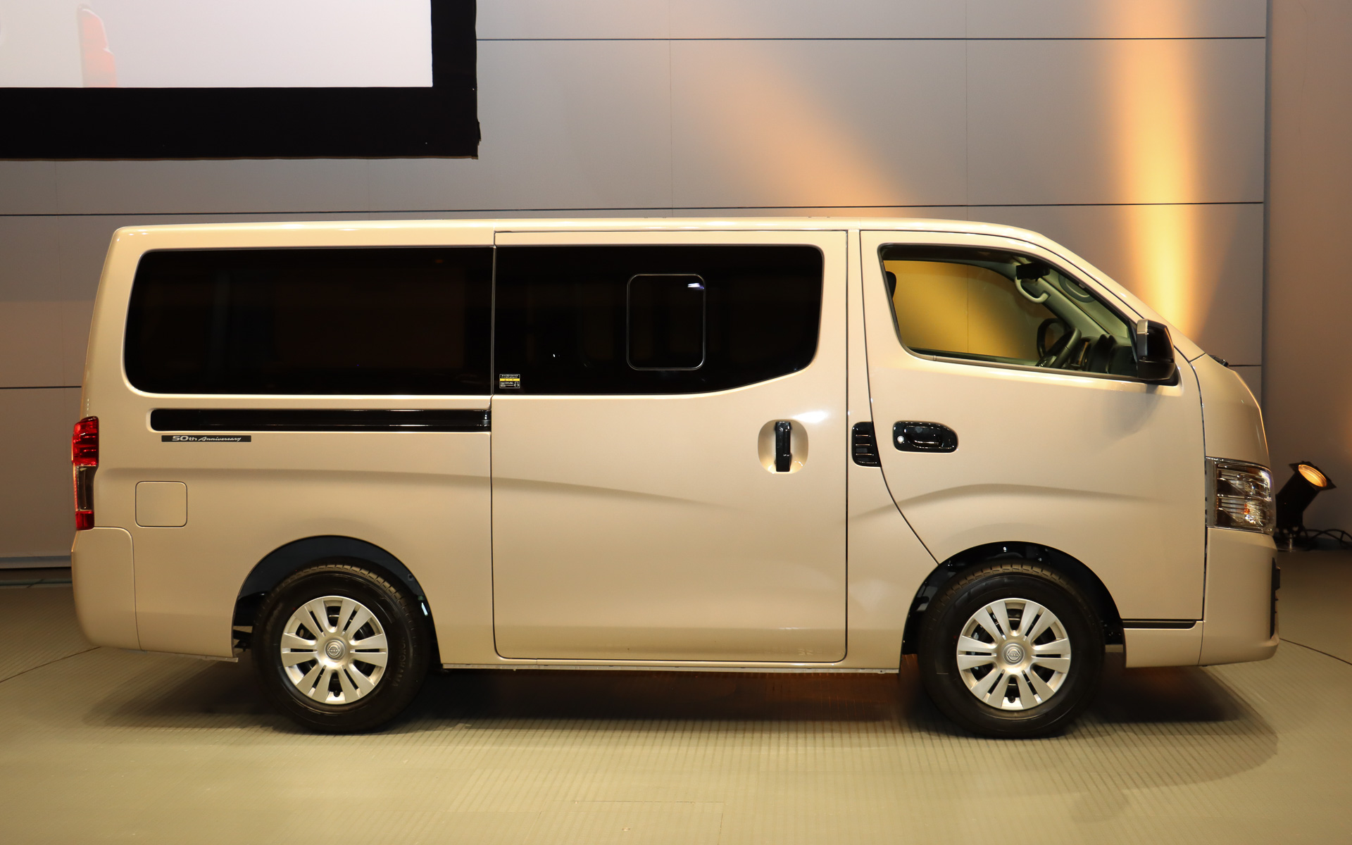 「キャラバン 50th Anniversary」。ボディカラーは専用色の「カシミヤグレージュ」