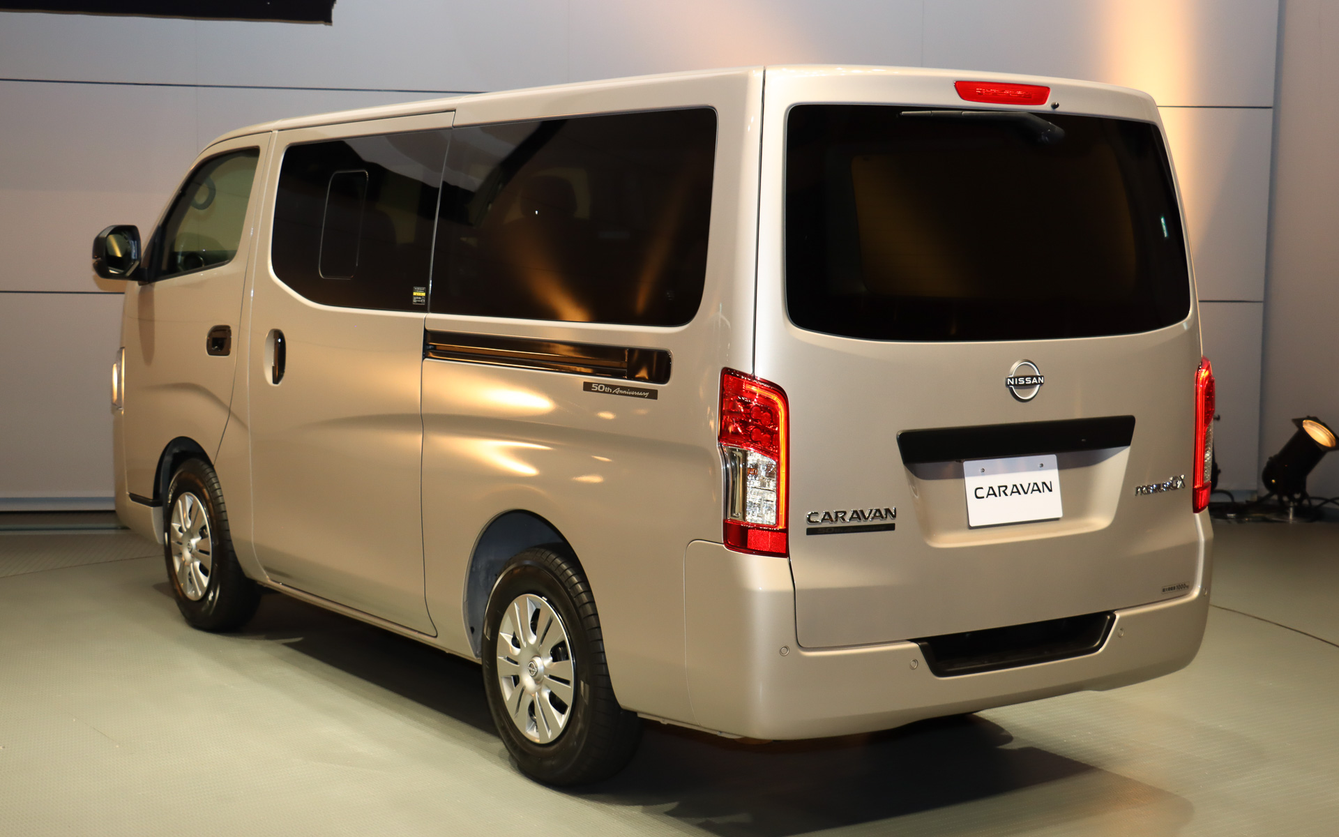 「キャラバン 50th Anniversary」。ボディカラーは専用色の「カシミヤグレージュ」