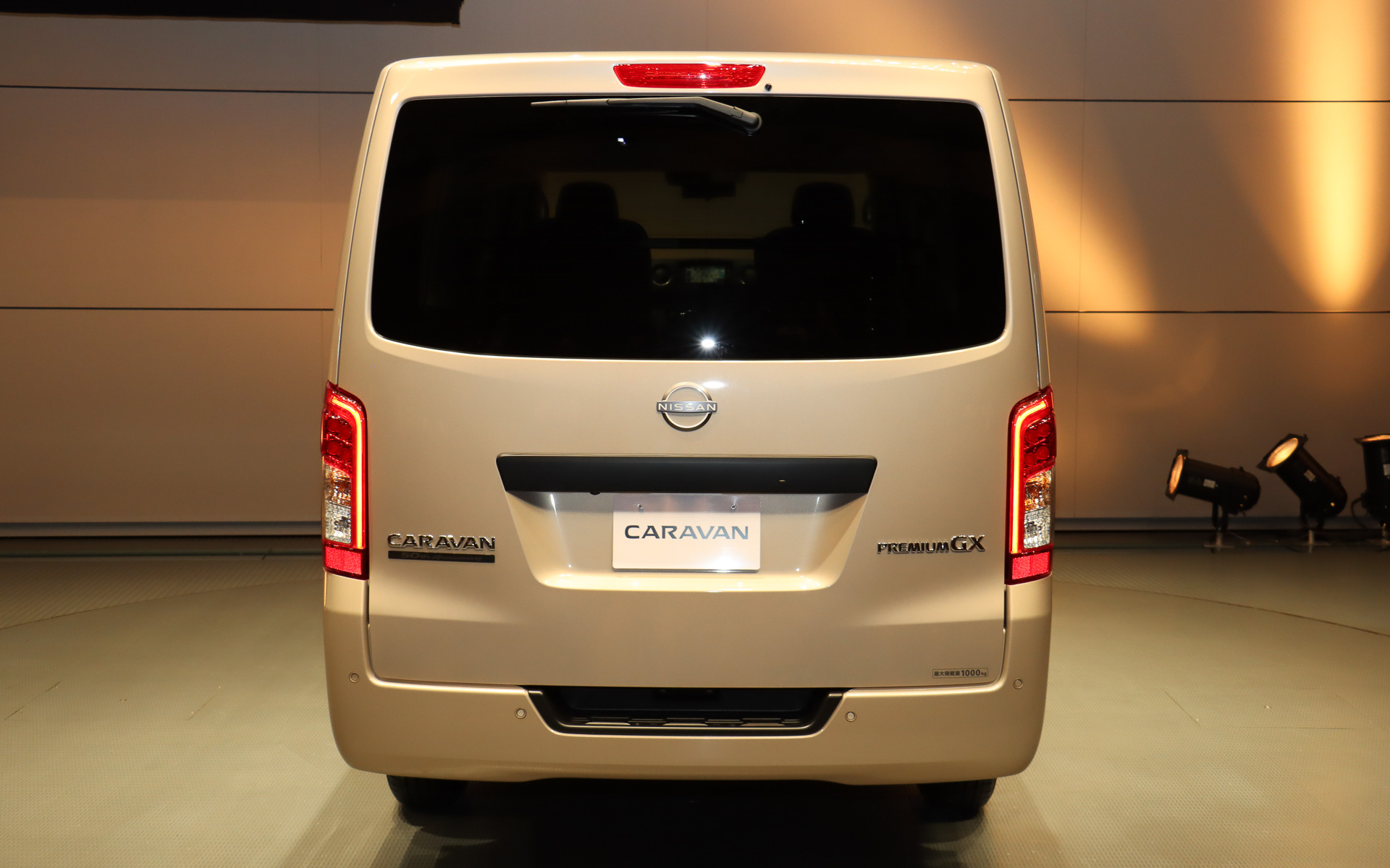 「キャラバン 50th Anniversary」。ボディカラーは専用色の「カシミヤグレージュ」