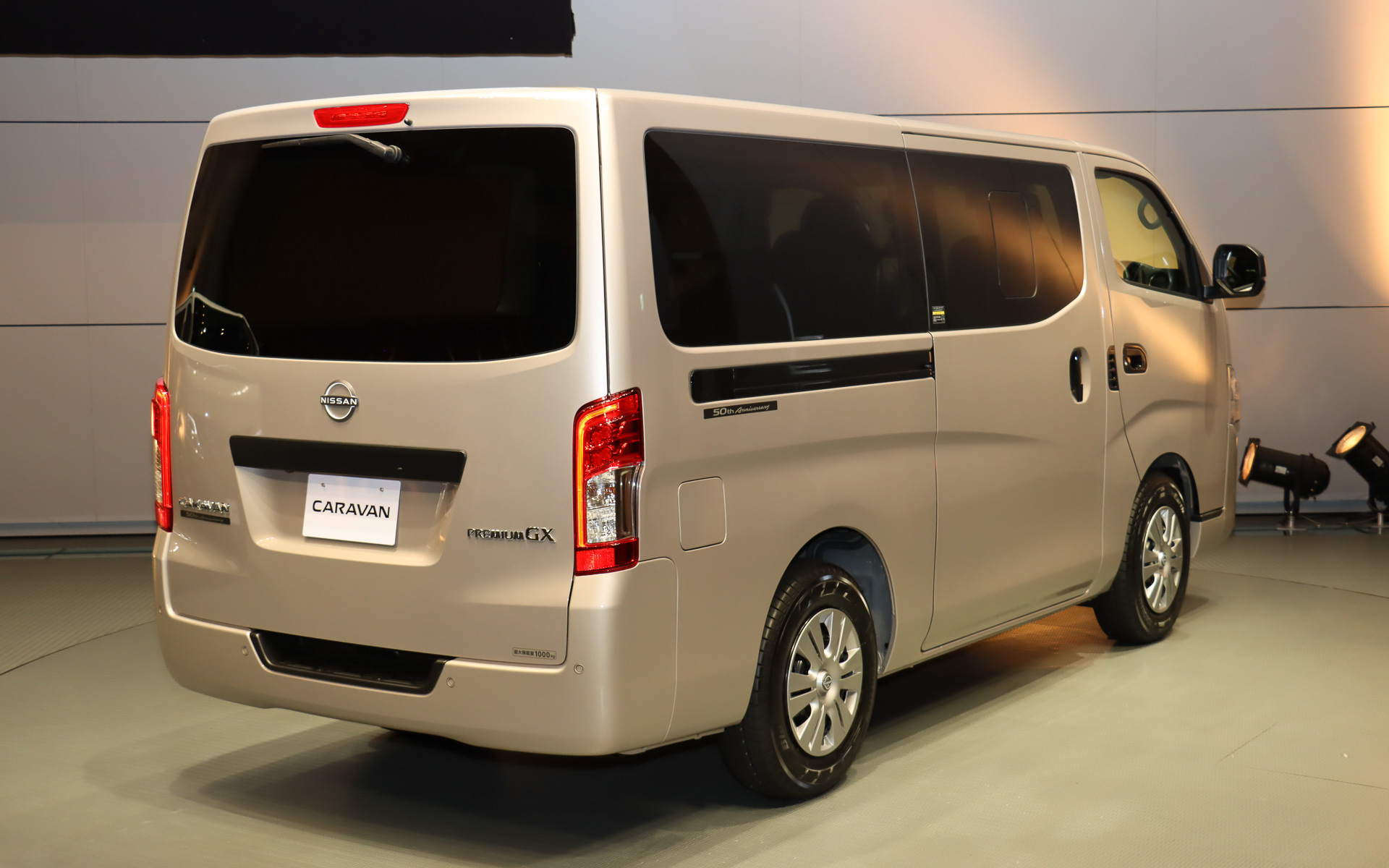 「キャラバン 50th Anniversary」。ボディカラーは専用色の「カシミヤグレージュ」